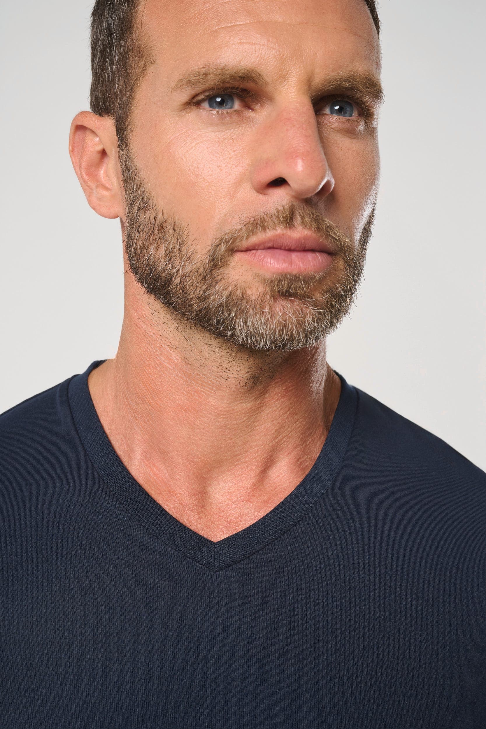 T-shirt écoresponsable col V antibactérien homme en situation