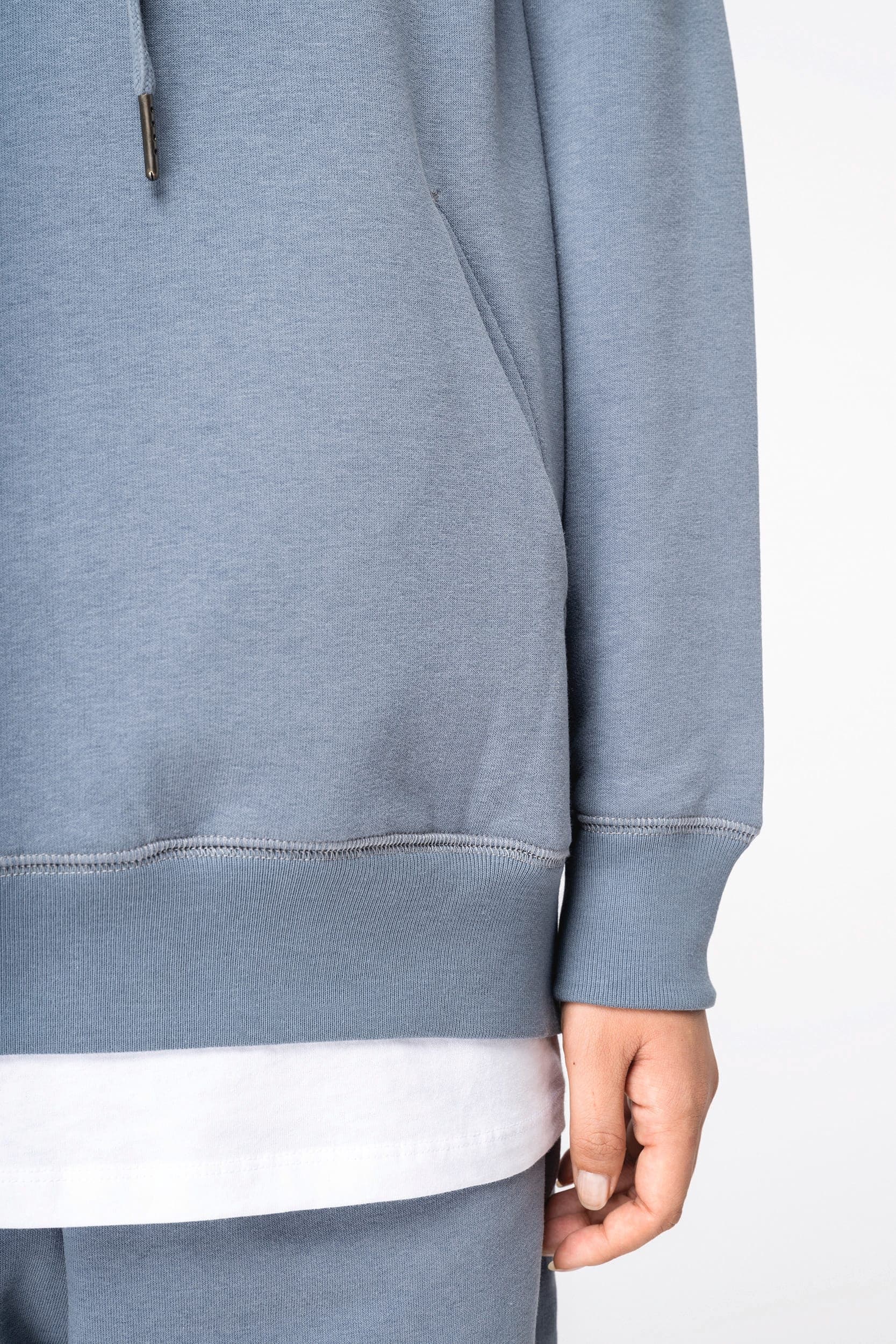 Sweat-shirt écoresponsable à capuche raglan femme en situation