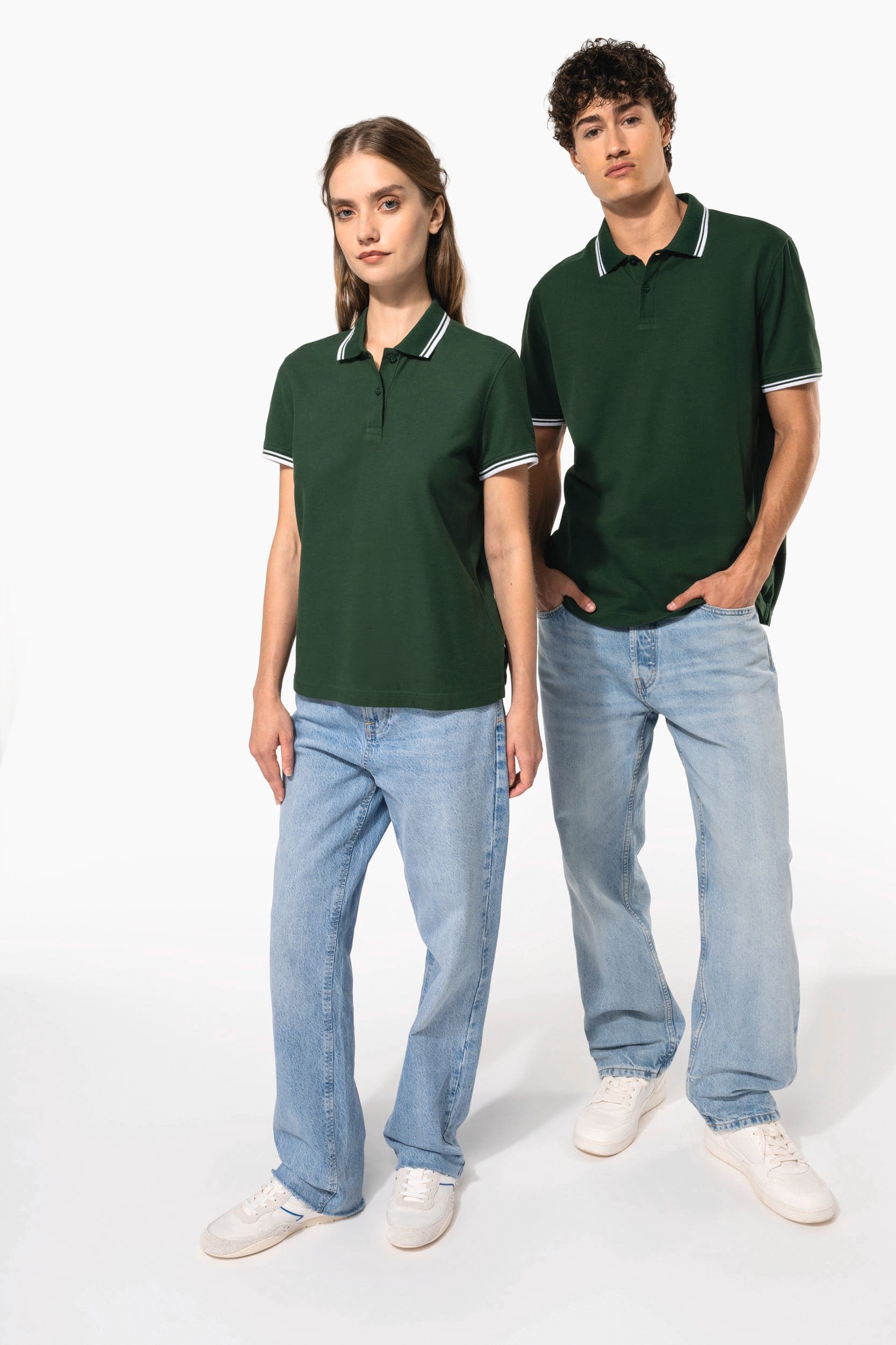 Polo homme manches courtes à liserés contrastés en situation