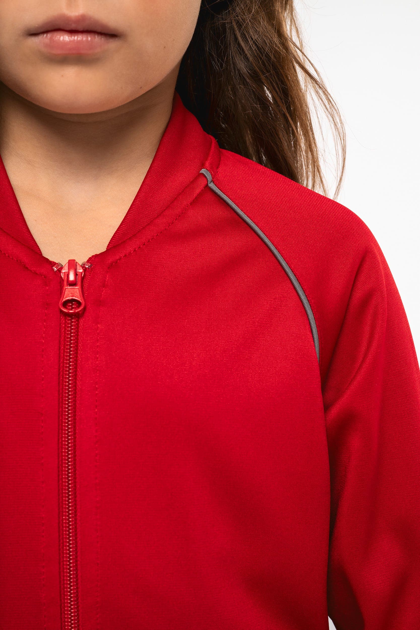 Veste de survêtement zippée avec liseré enfant en situation