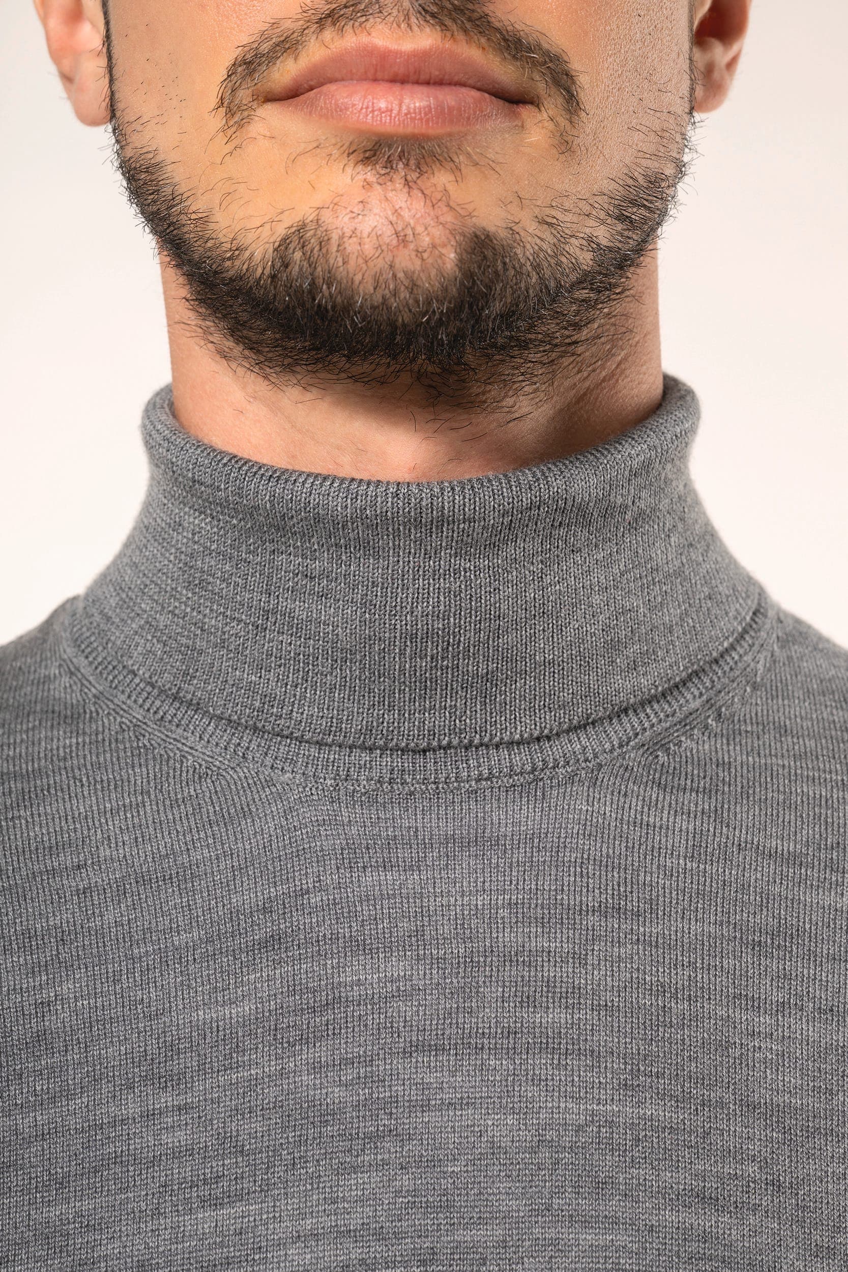 Pull Mérinos col roulé homme en situation
