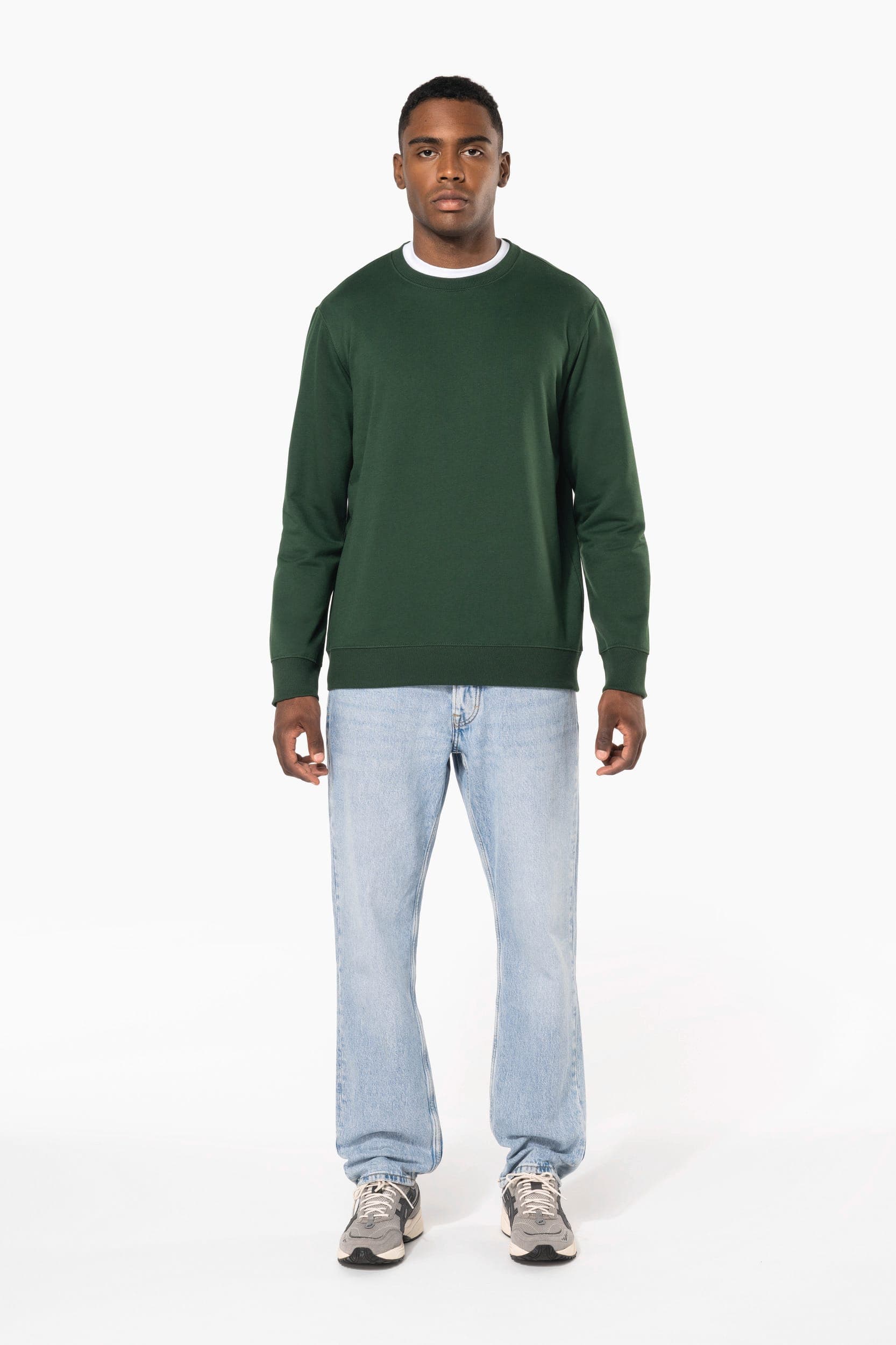 Sweat-shirt recyclé col rond unisexe en situation