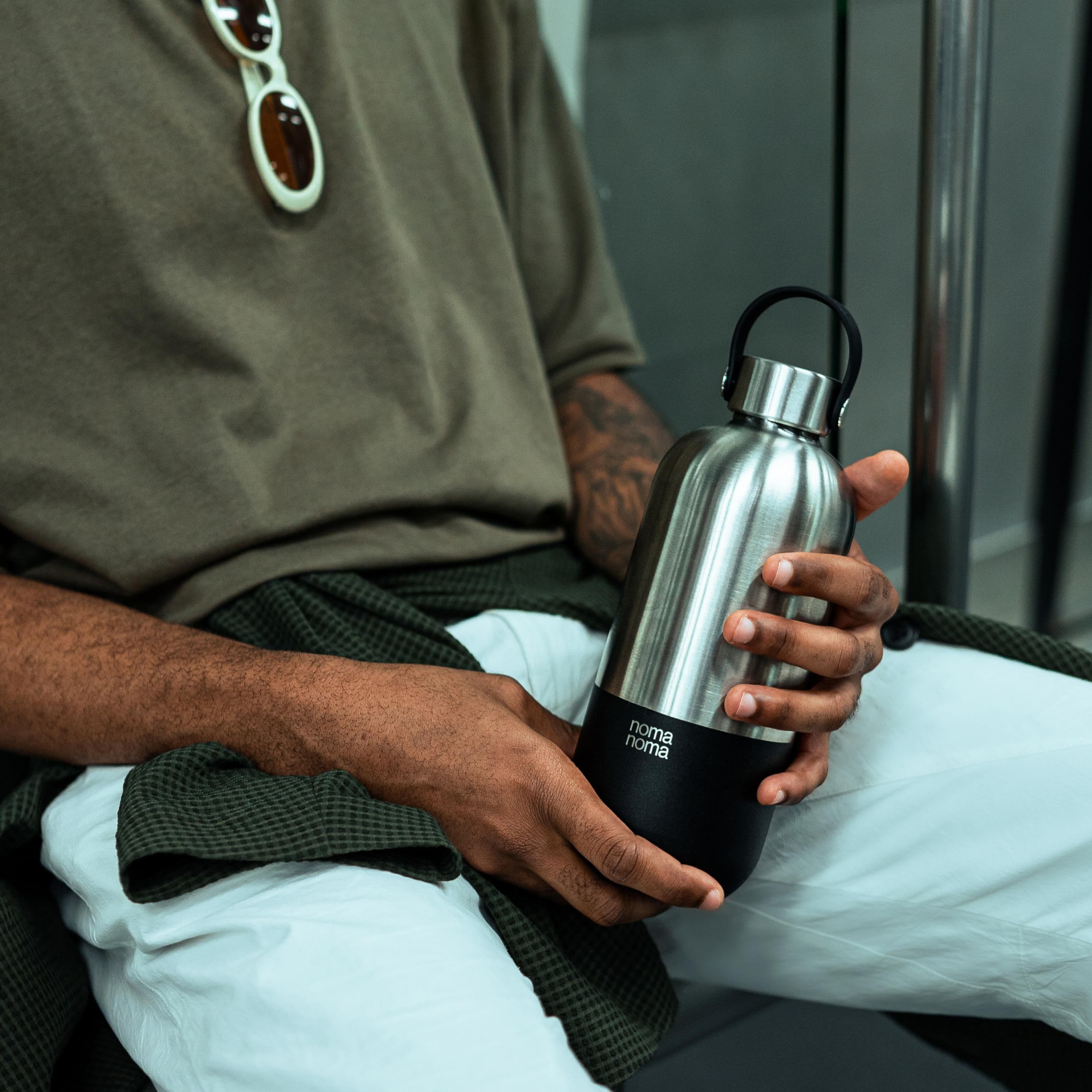 Bouteille thermos en acier recyclé Noma 750 ml en situation