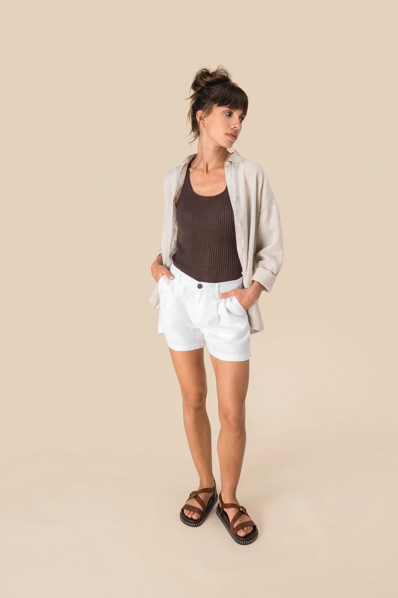 Short en lin femme en situation