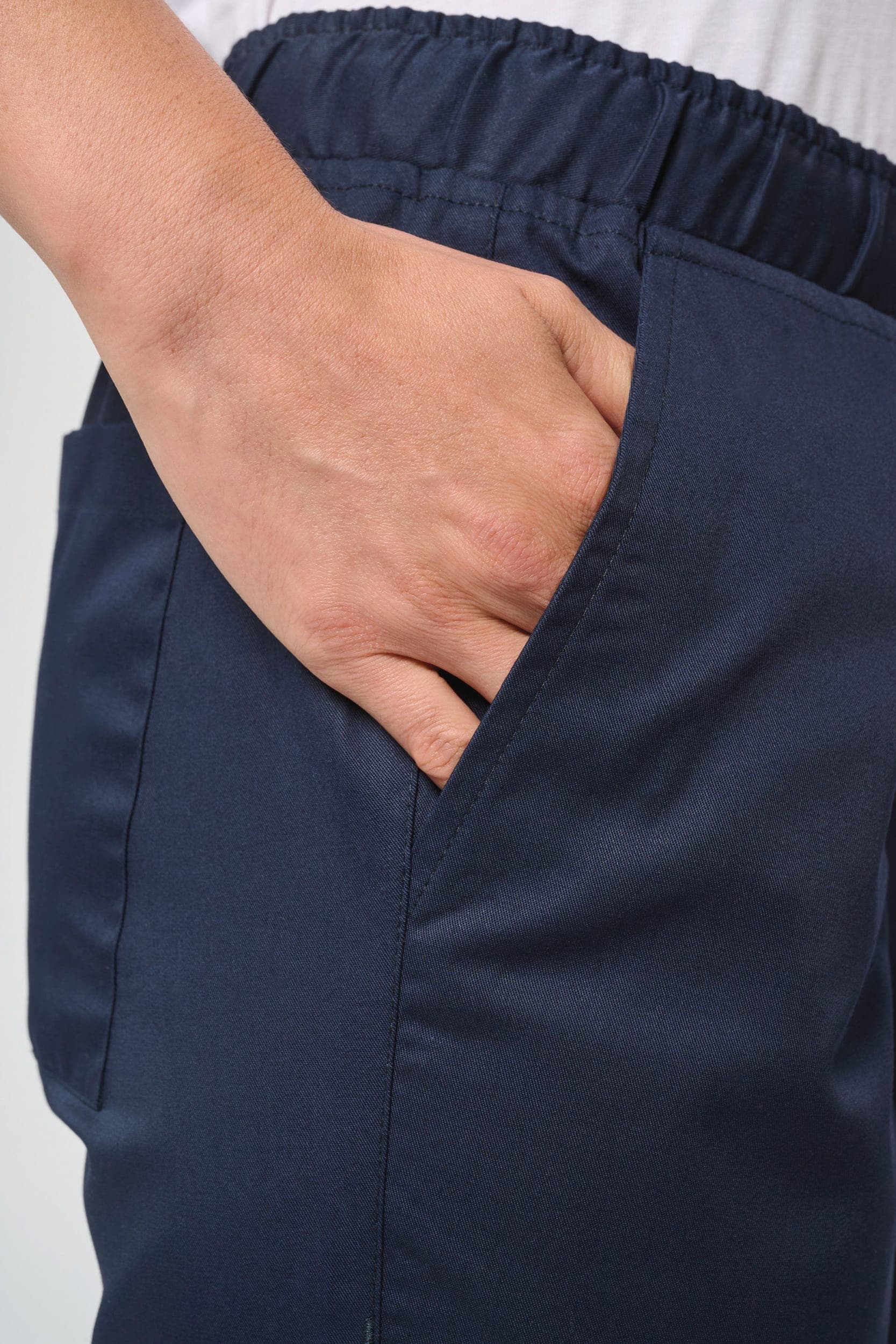 Pantalon polycoton femme en situation