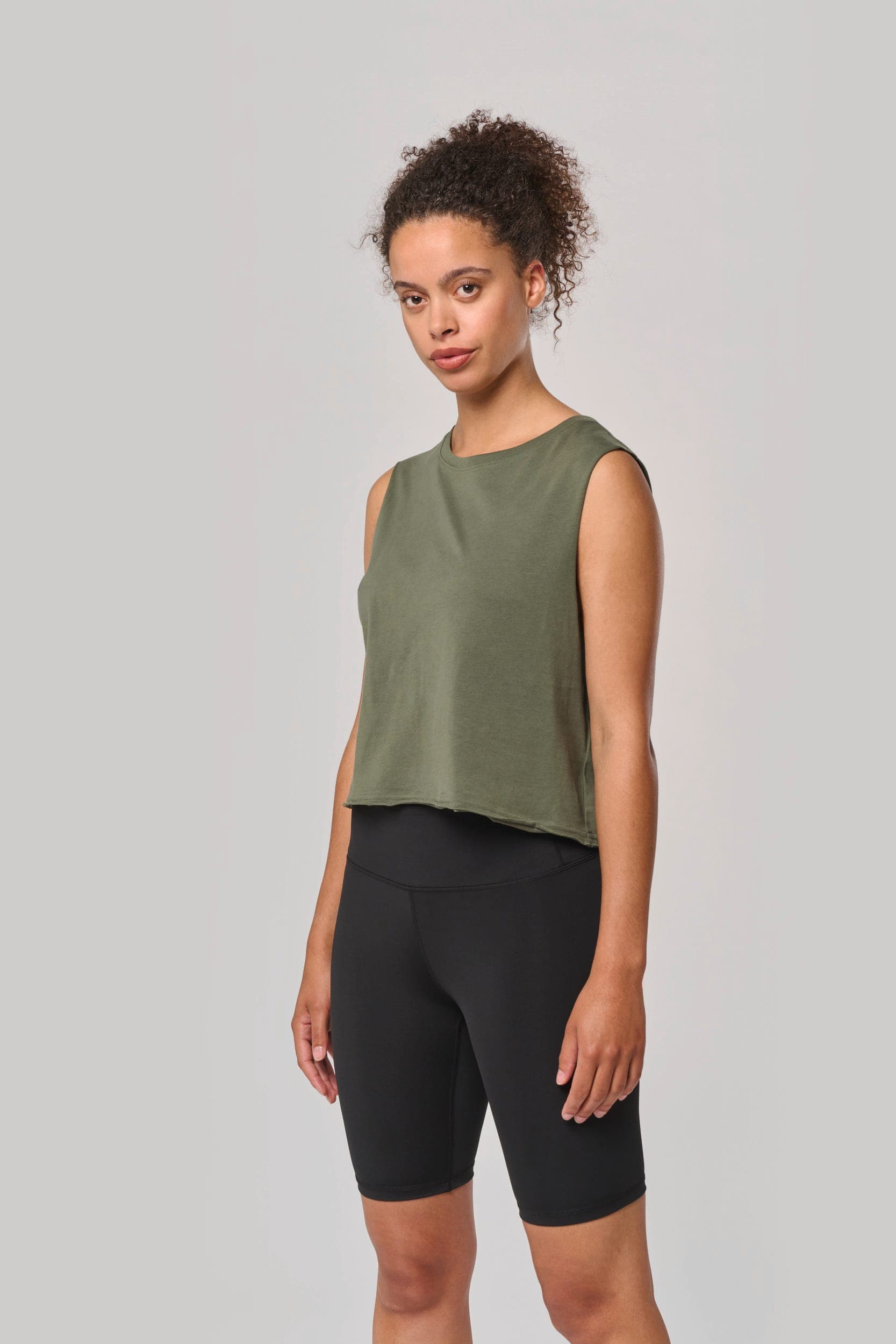 T-shirt crop sans manches femme en situation