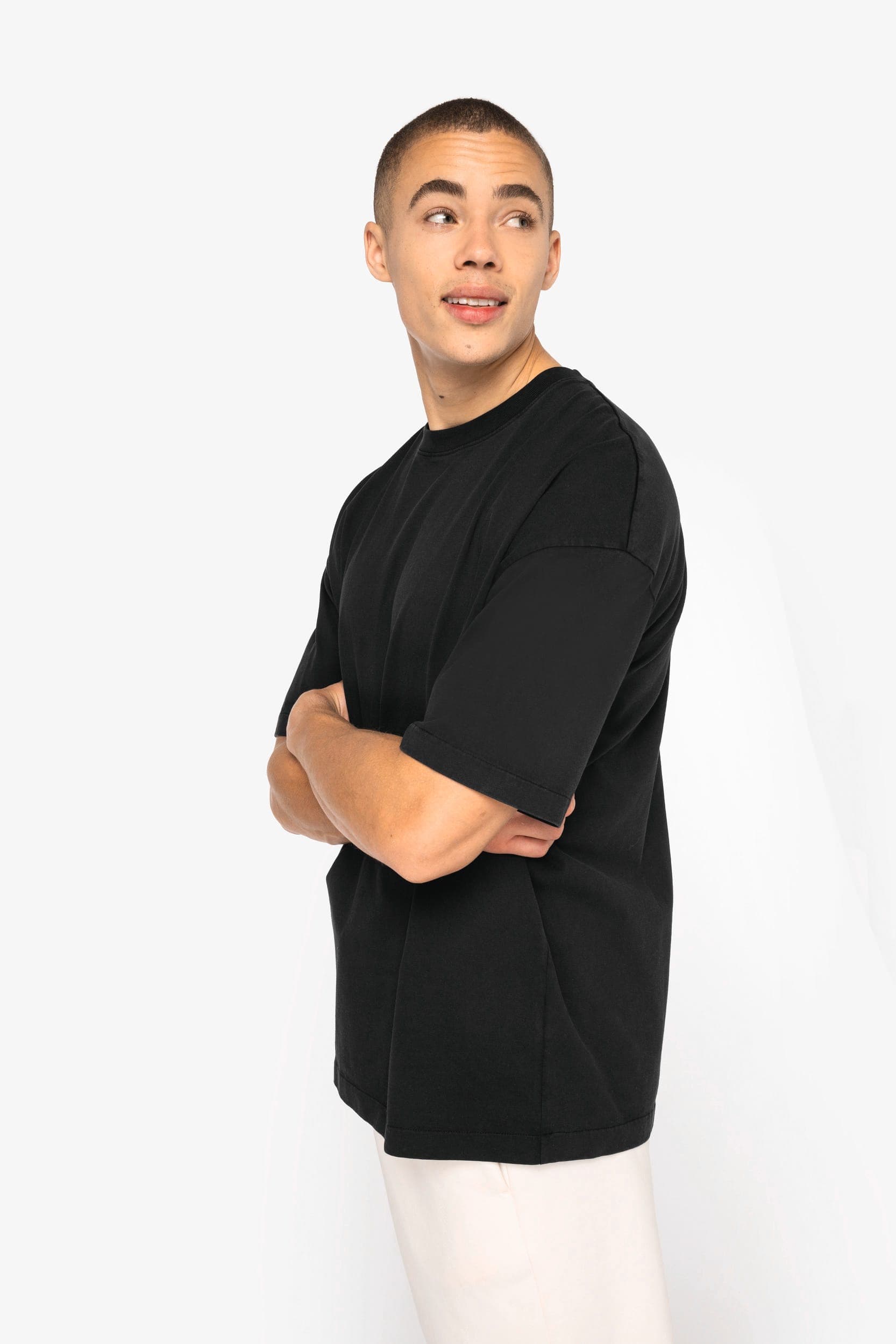 T-shirt écoresponsable oversize délavé homme en situation
