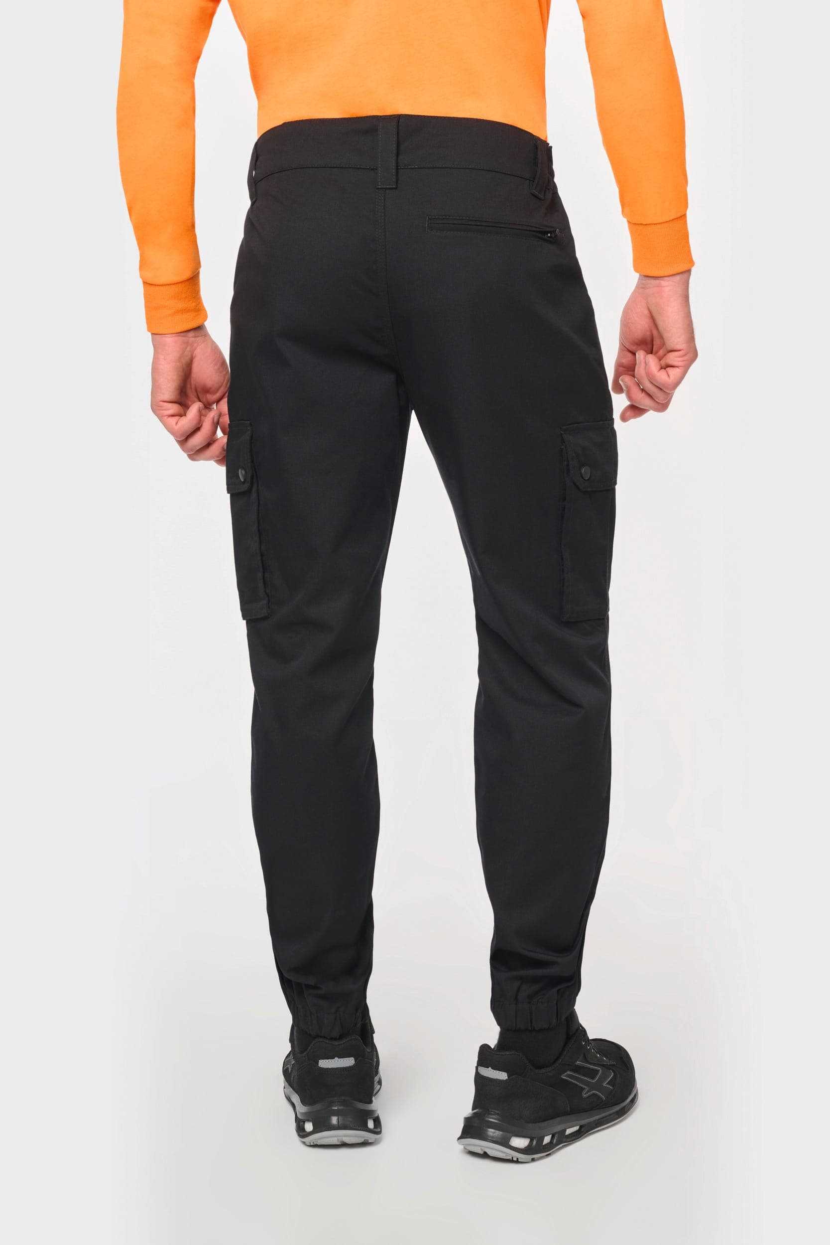 Pantalon cargo unisexe avec bas élastiqué en situation