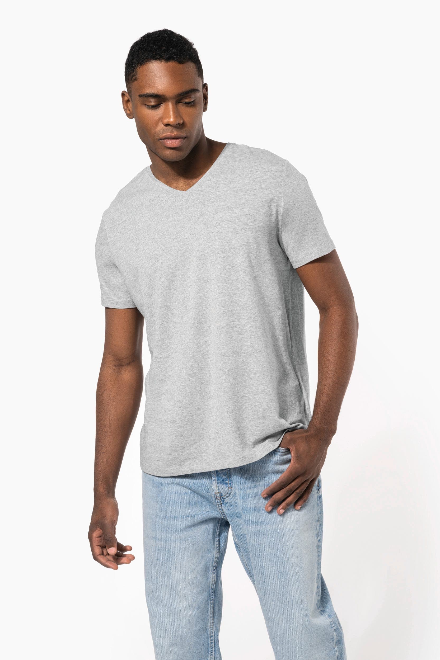 T-shirt manches courtes col V homme en situation
