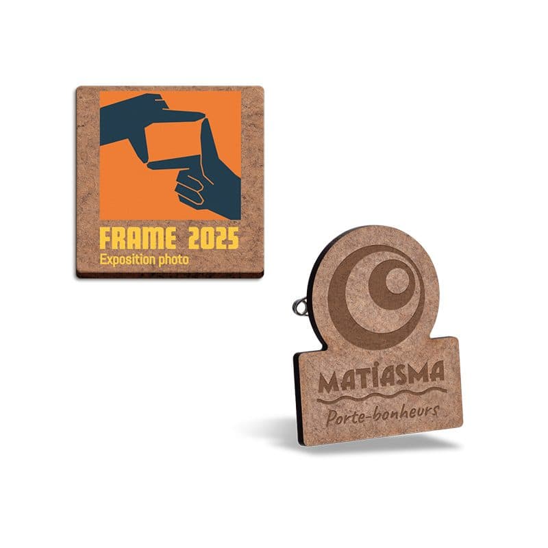 BADGE SUR-MESURE EN MDF EP 3 mm AVEC PINCE-EPINGLE MAXI 20 cm2 en situation