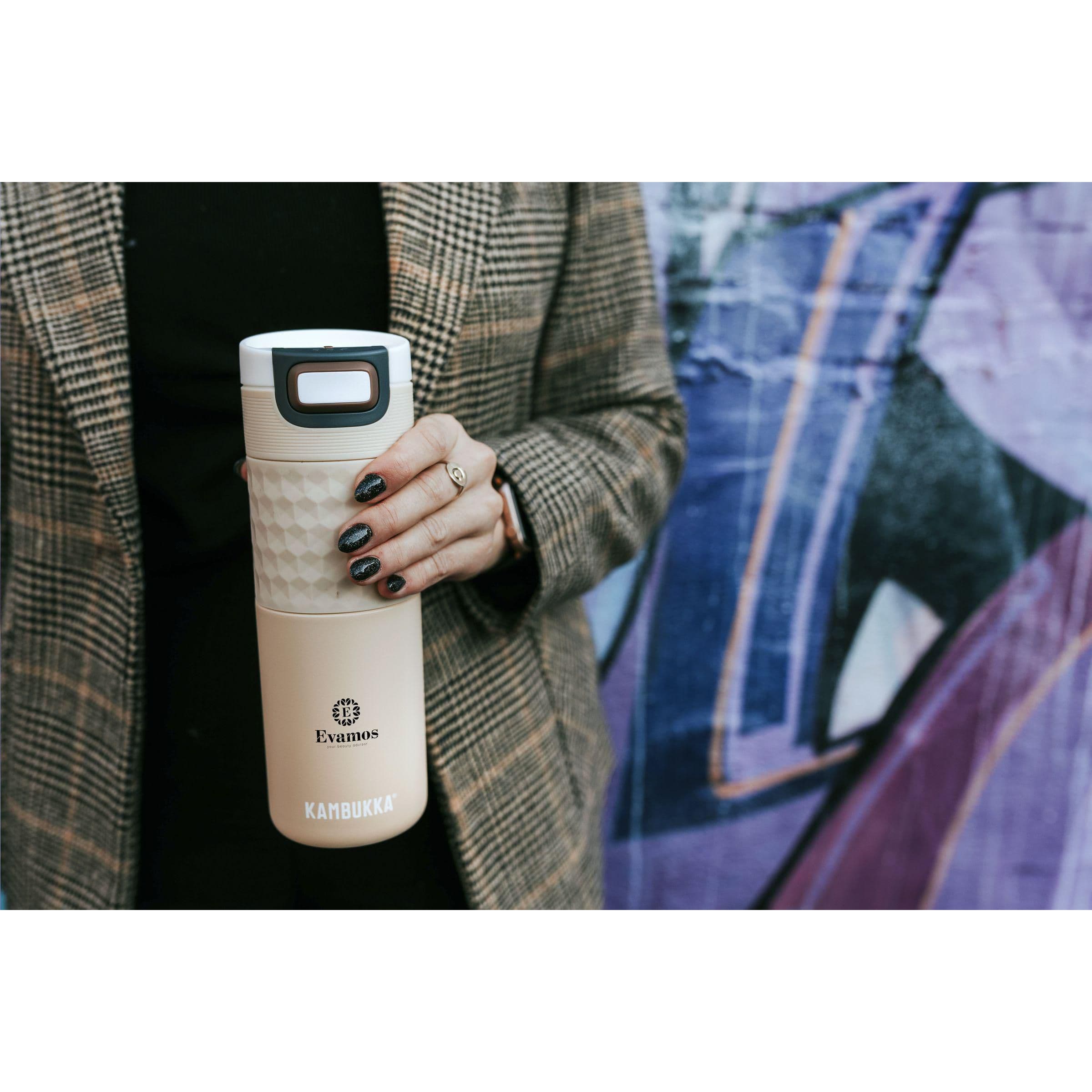 Gobelet thermos Kambukka® Etna Grip 500 ml en situation