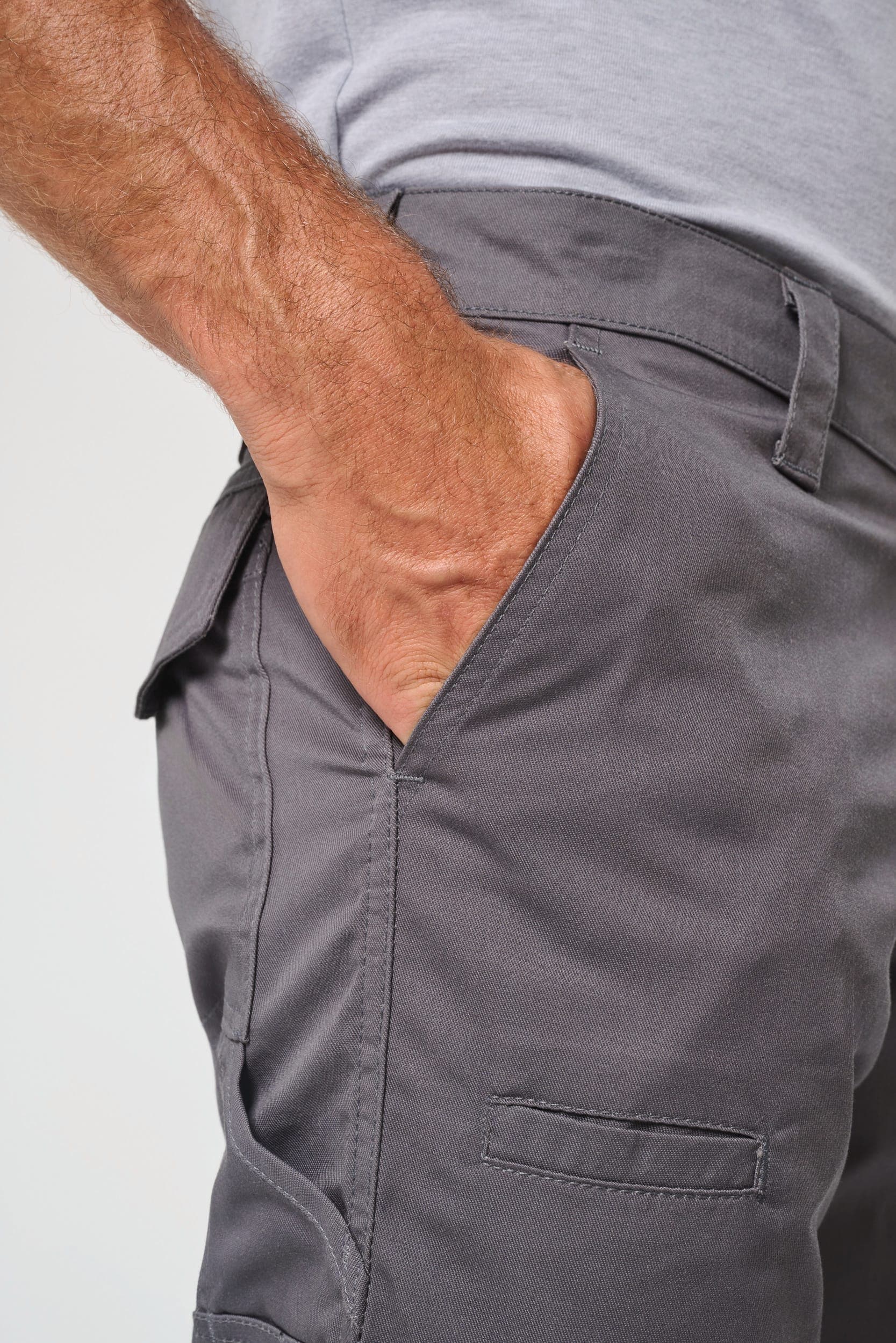 Pantalon de travail multipoches homme en situation