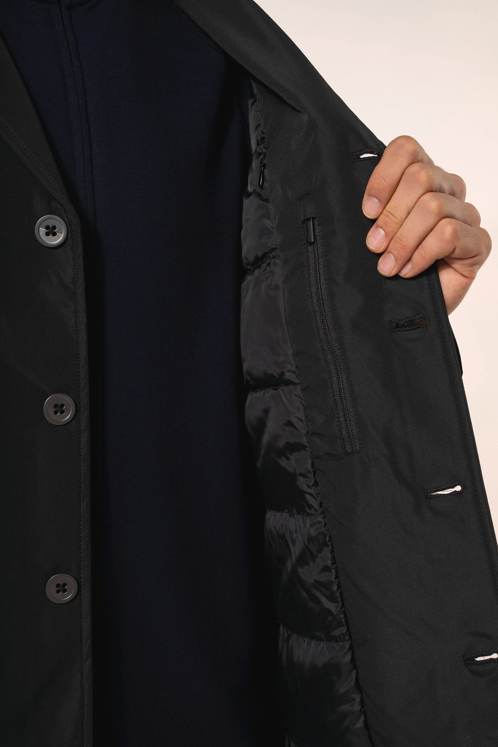 Trench structuré homme en situation