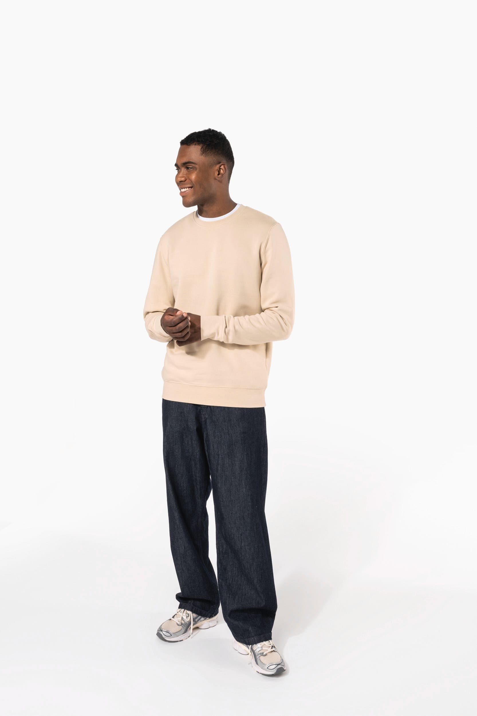 Sweat-shirt écoresponsable col rond unisexe en situation