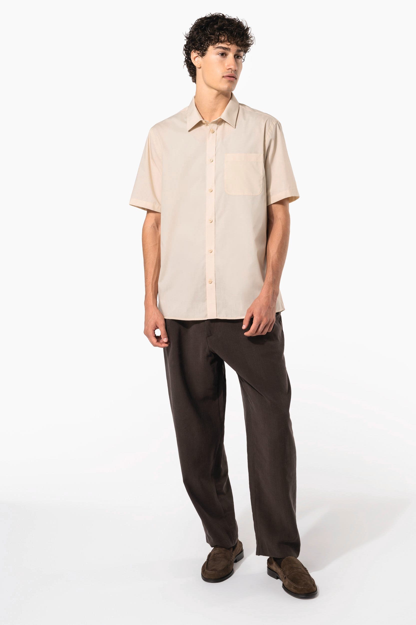 Chemise popeline polycoton manches courtes entretien facile homme en situation