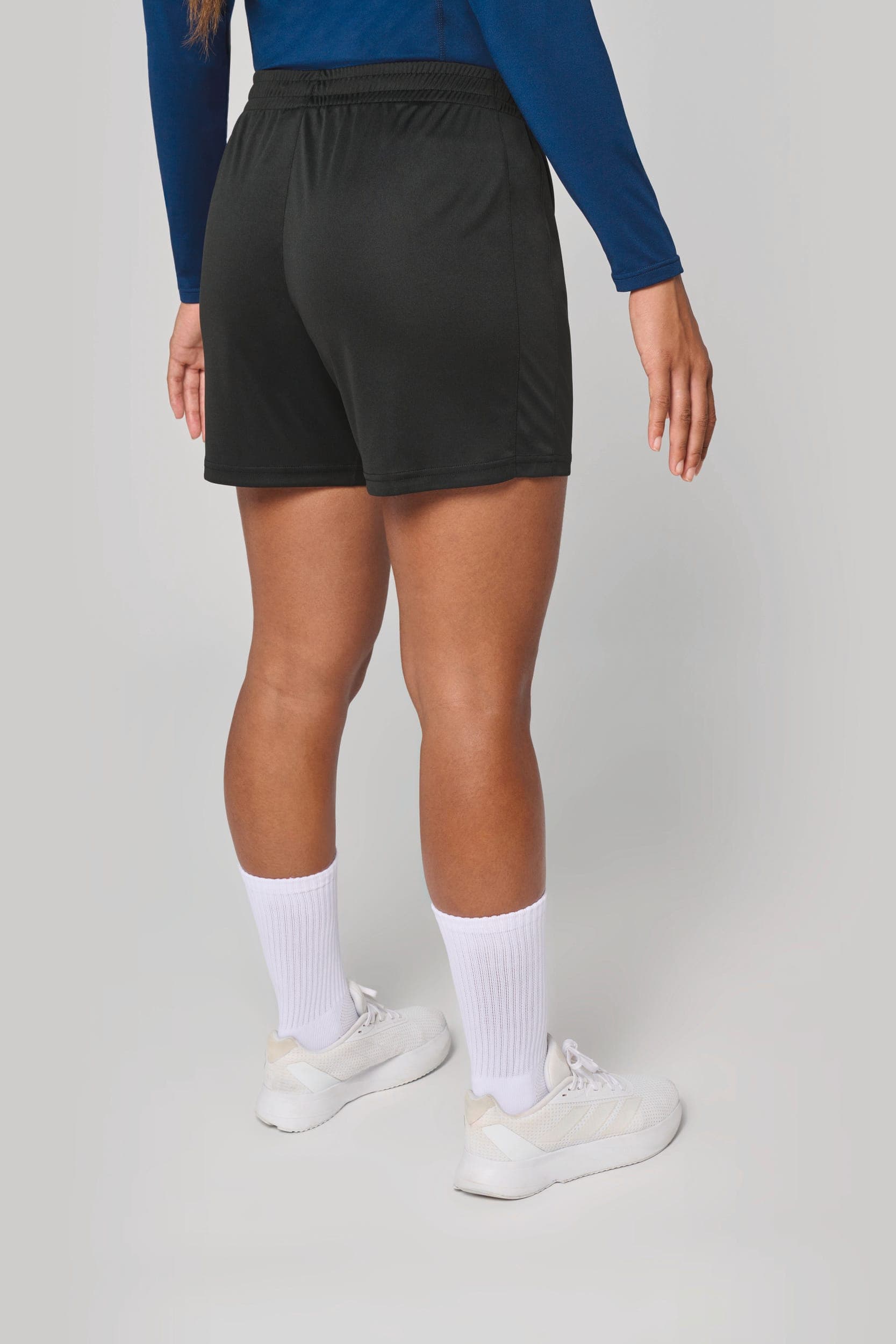Short multisport en polyester femme en situation