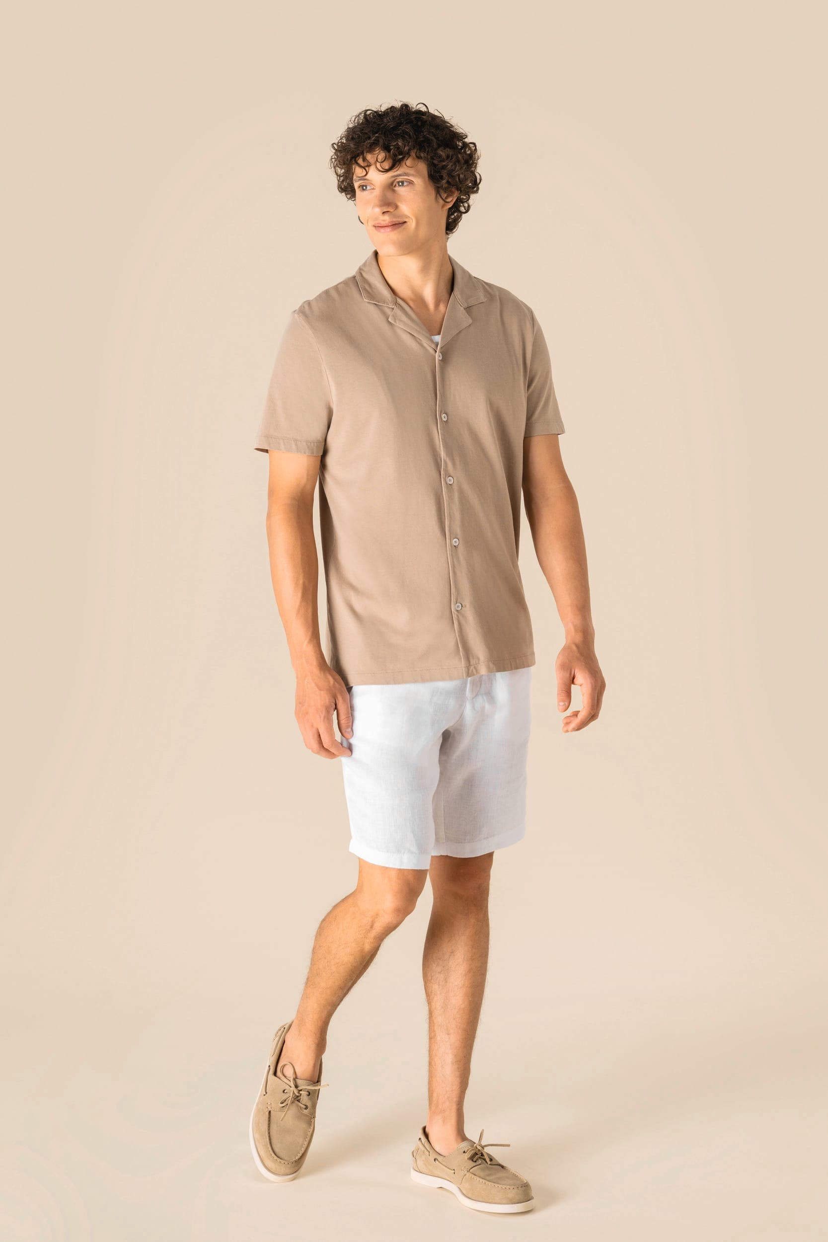 Chemise écoresponsable à col bowling délavée en jersey manches courtes homme en situation