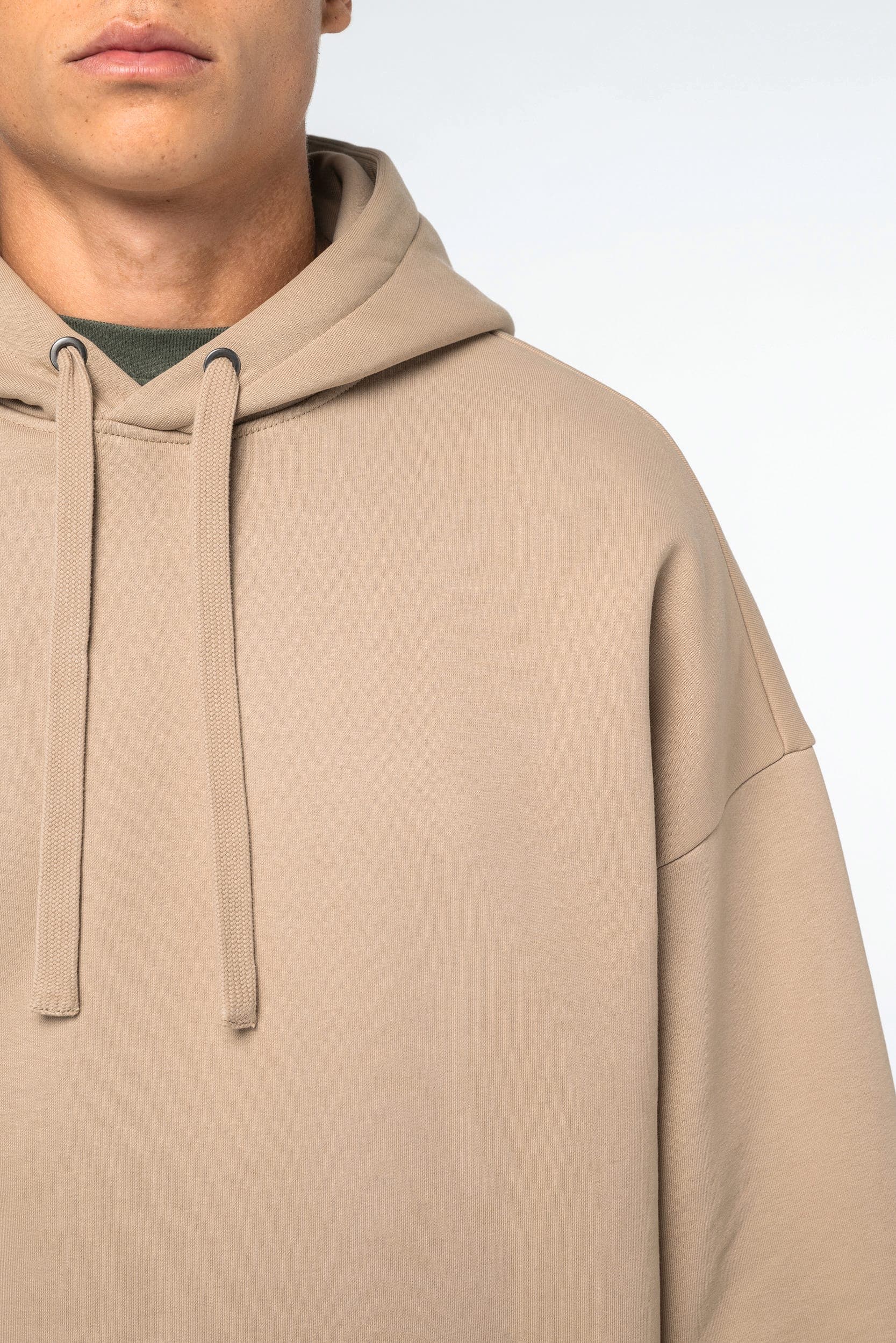 Sweat-shirt écoresponsable à capuche oversize unisexe en situation