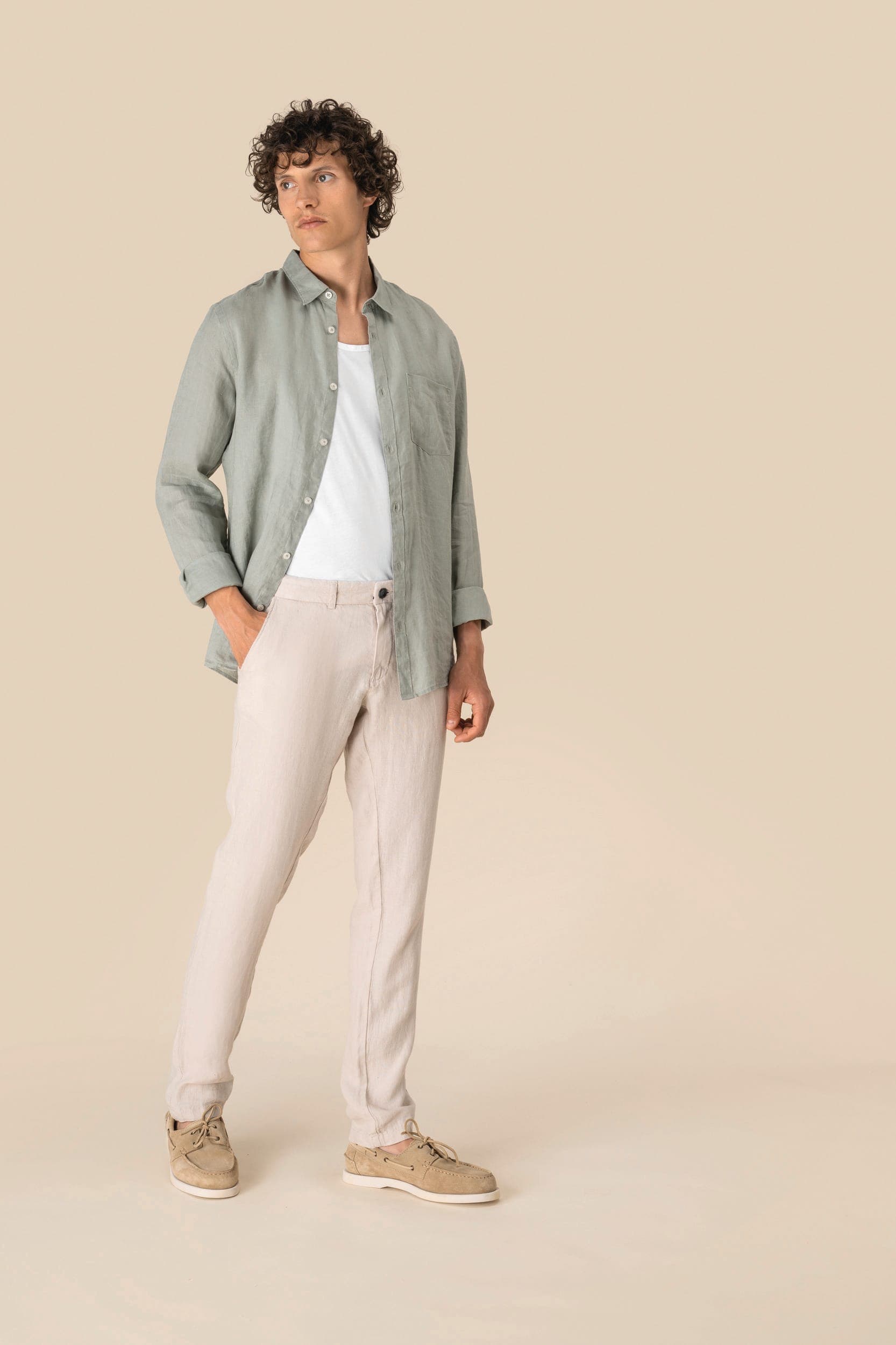 Pantalon en lin homme en situation