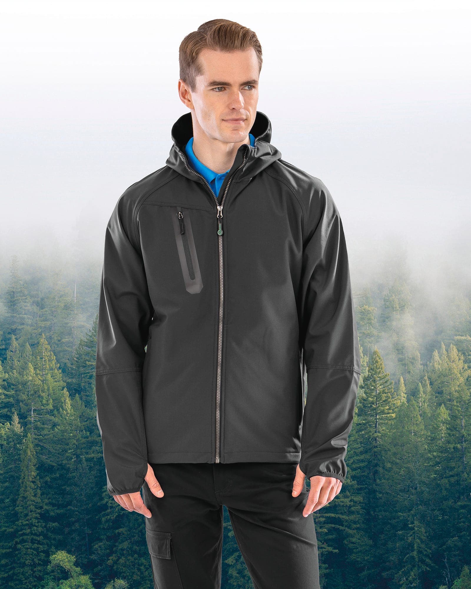 Veste Softshell 3 couches recyclée à capuche unisexe en situation