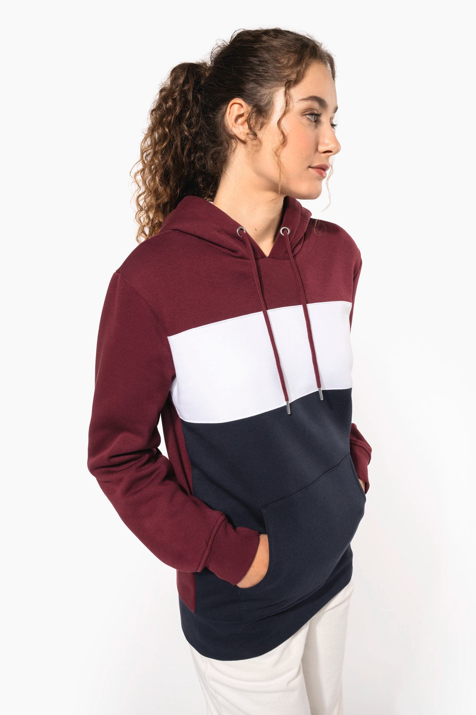 Sweat-shirt tricolore à capuche unisexe en situation