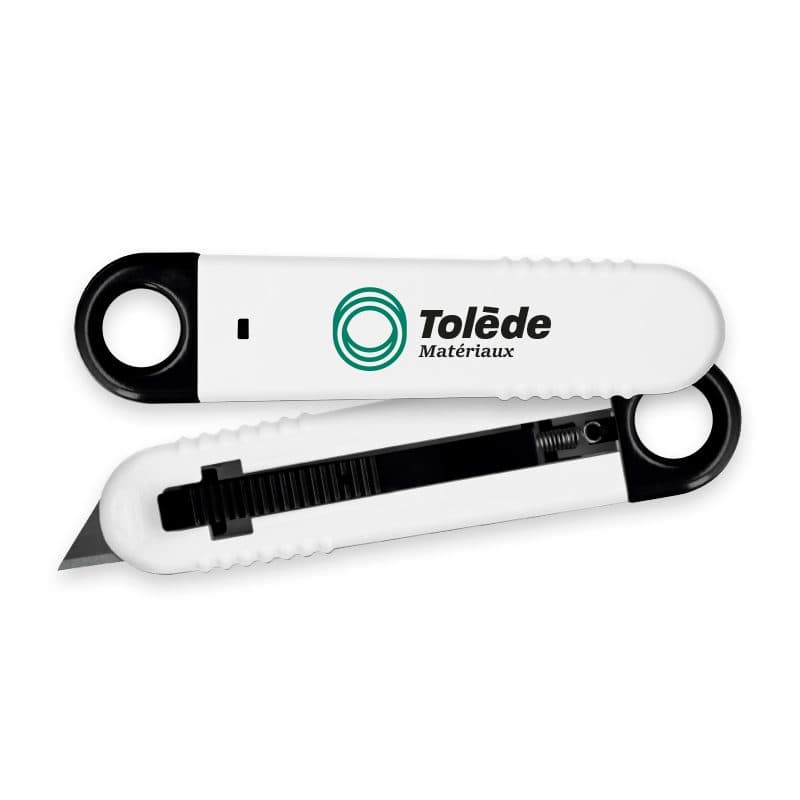 CUTTER PLASTIQUE A LAME AUTO-RETRACTABLE en situation