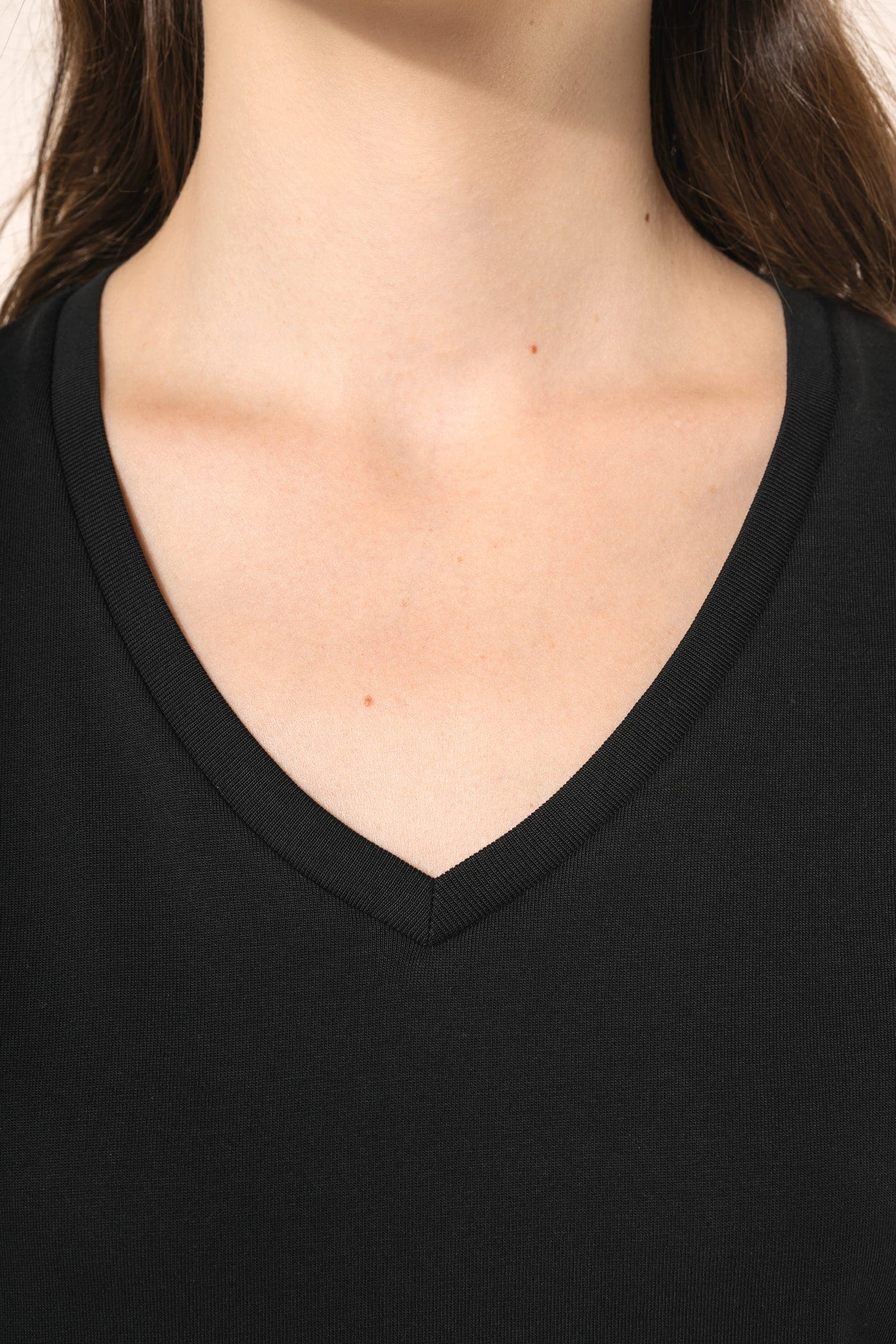 T-shirt Supima® col V manches courtes femme en situation