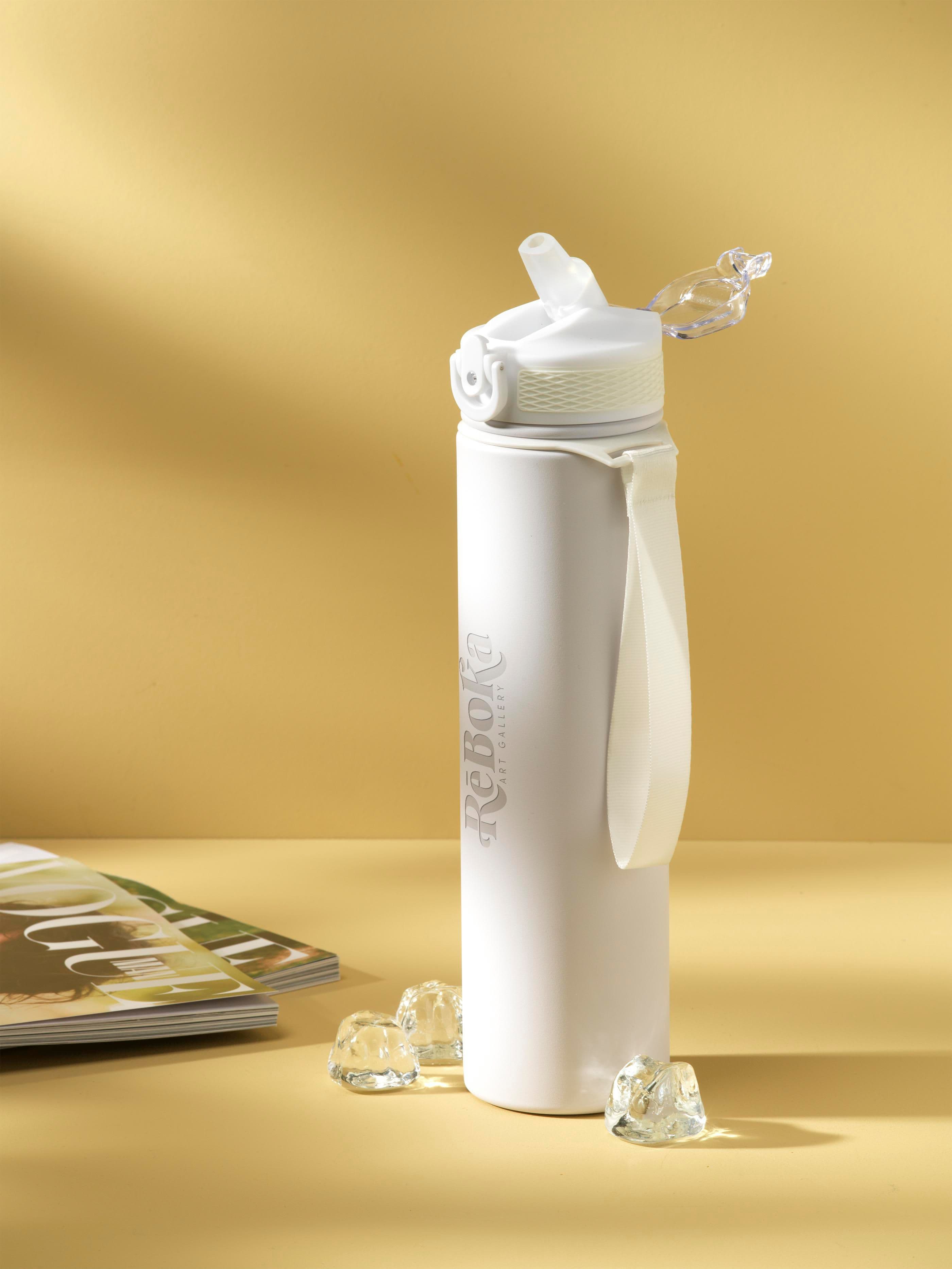 Bouteille d'eau AquaSteel RCS recyclée 750 ml en situation