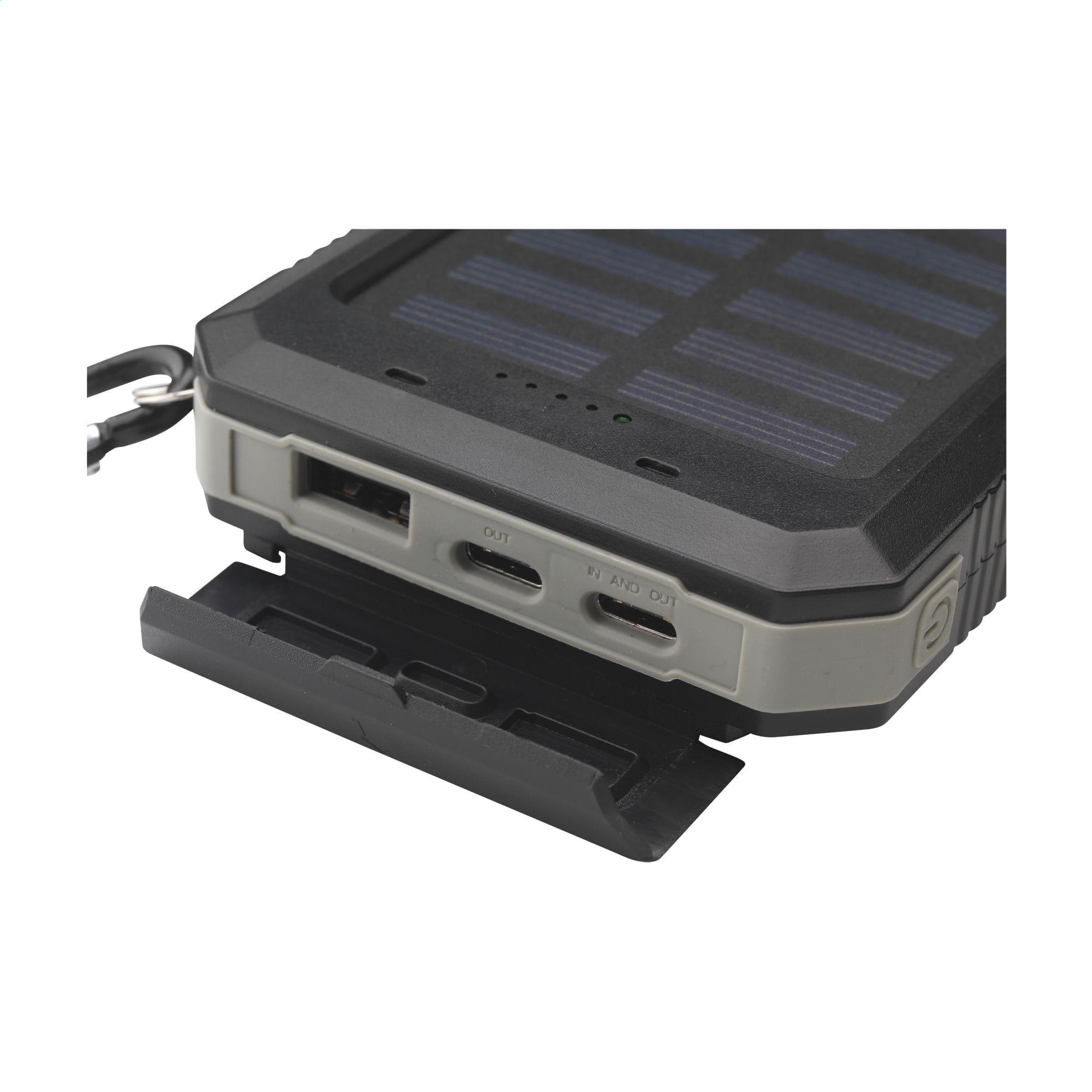 Batterie externe Trail RCS Chargeur solaire Boussole 8000 en situation