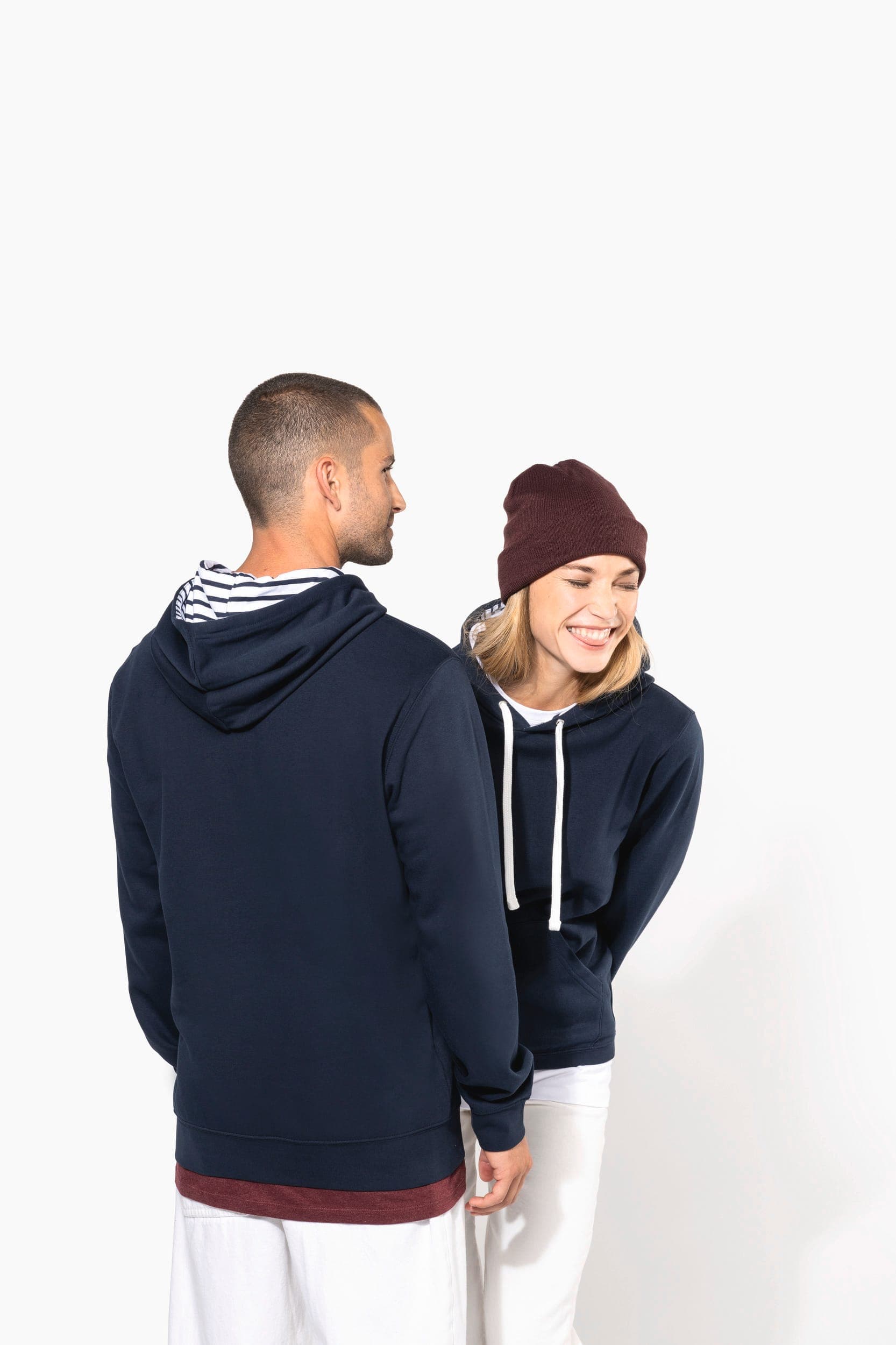 Sweat-shirt à capuche contrastée à motifs unisexe en situation