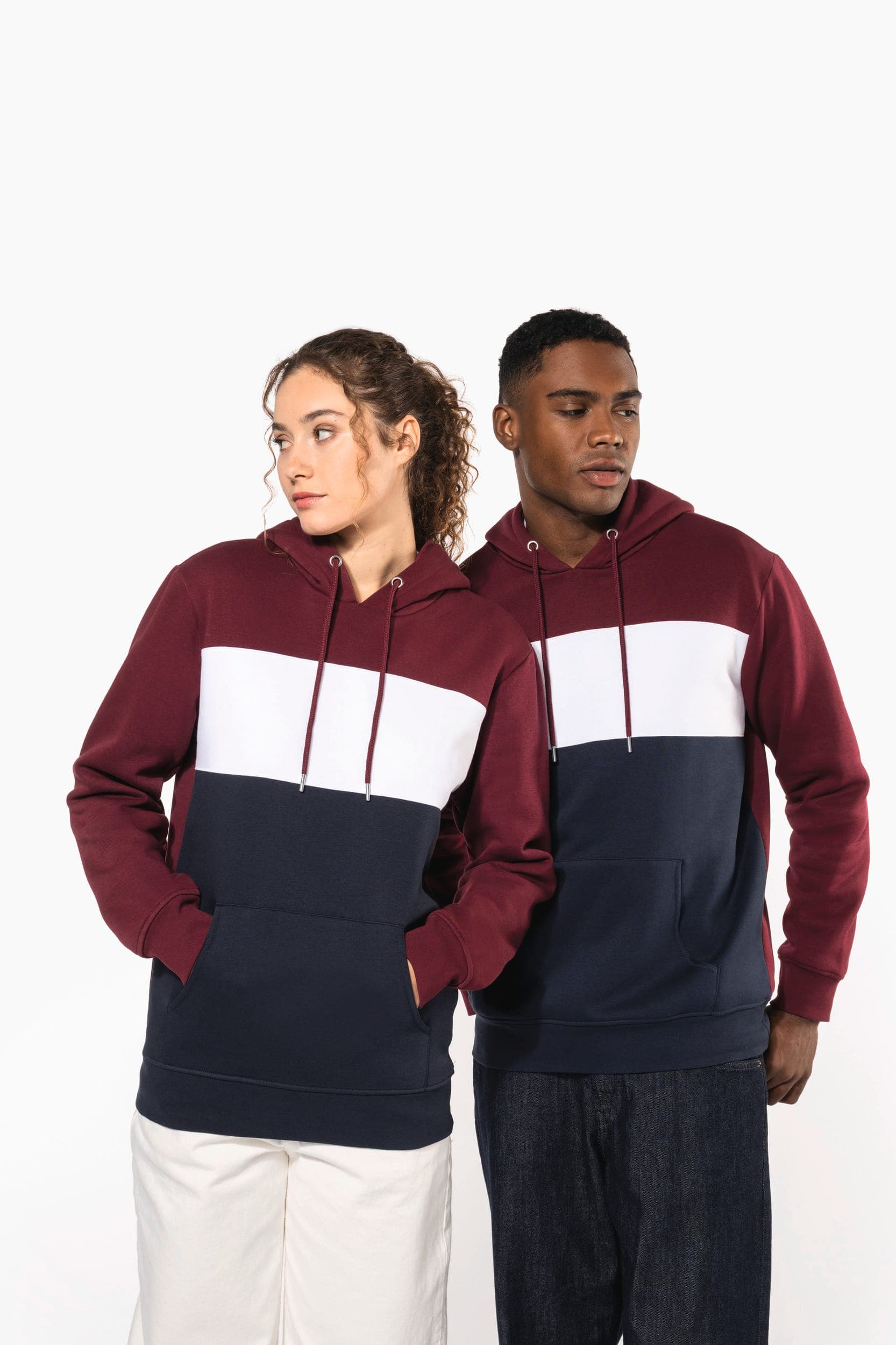 Sweat-shirt tricolore à capuche unisexe en situation