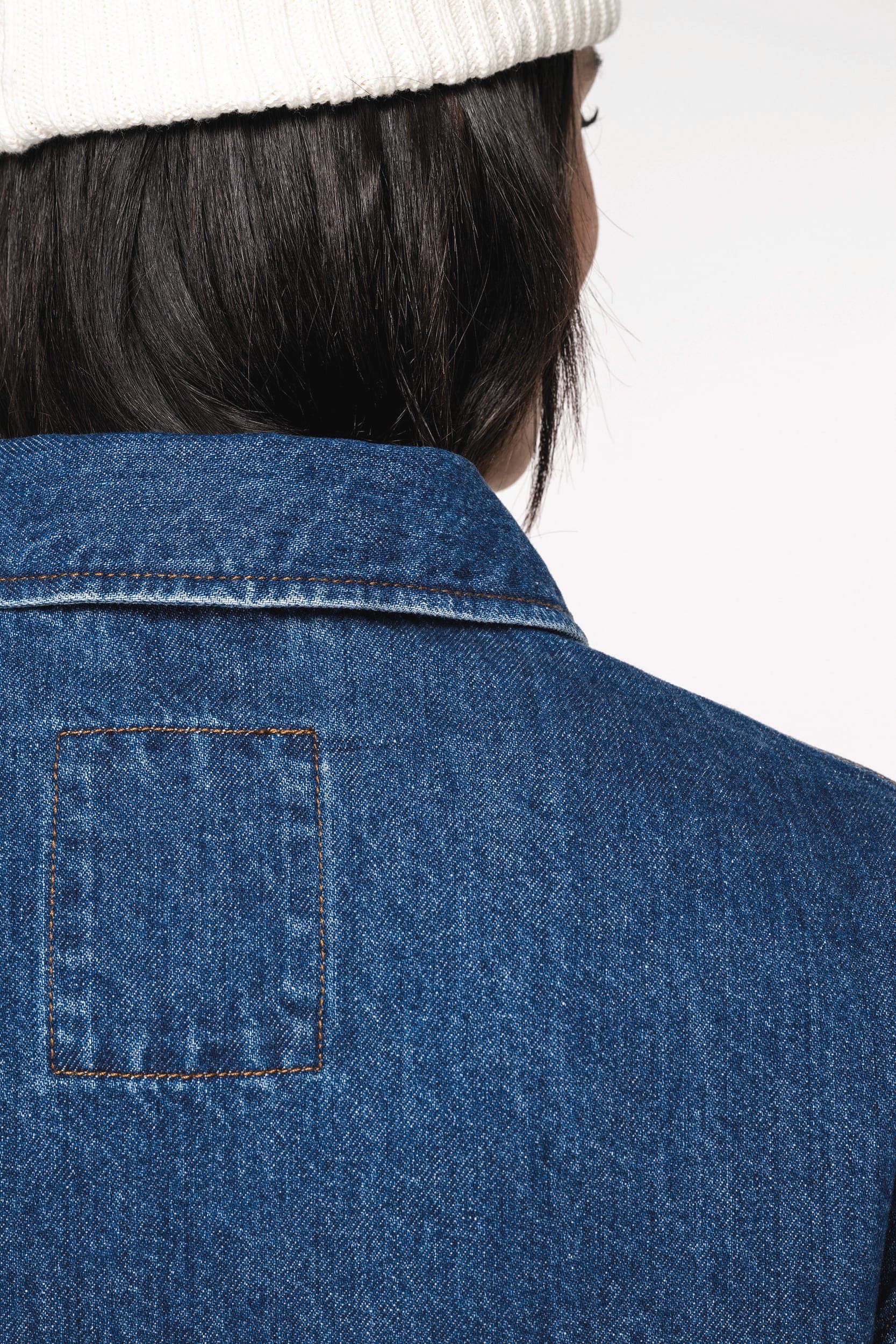 Veste en jean écoresponsable à épaules tombantes unisexe en situation