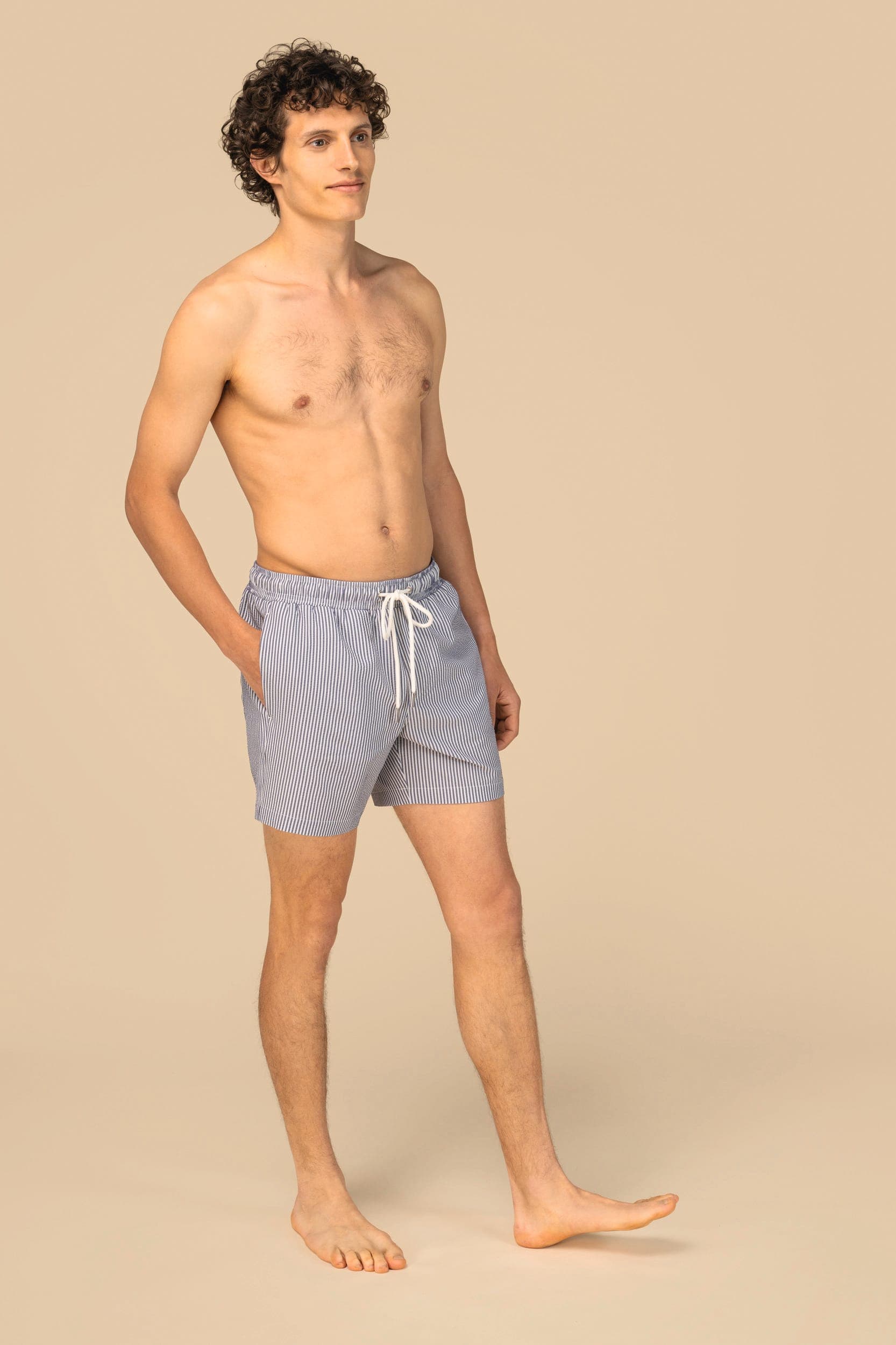 Short de bain écoresponsable rayé homme en situation