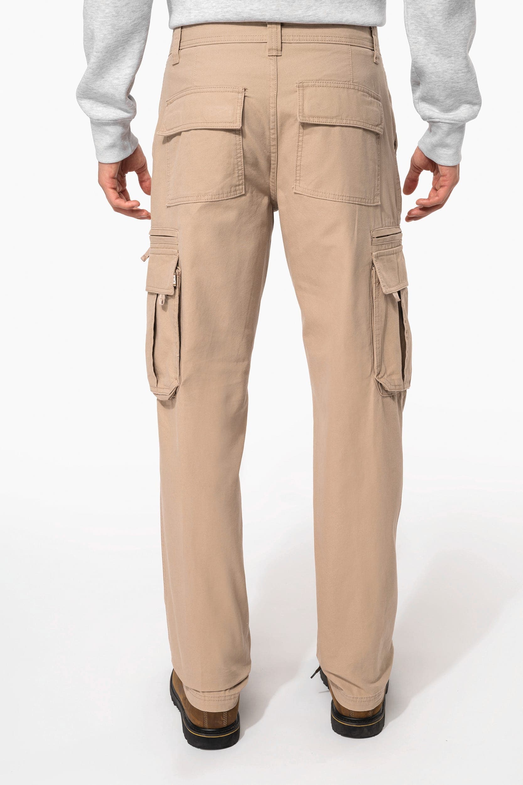 Pantalon multipoches homme en situation