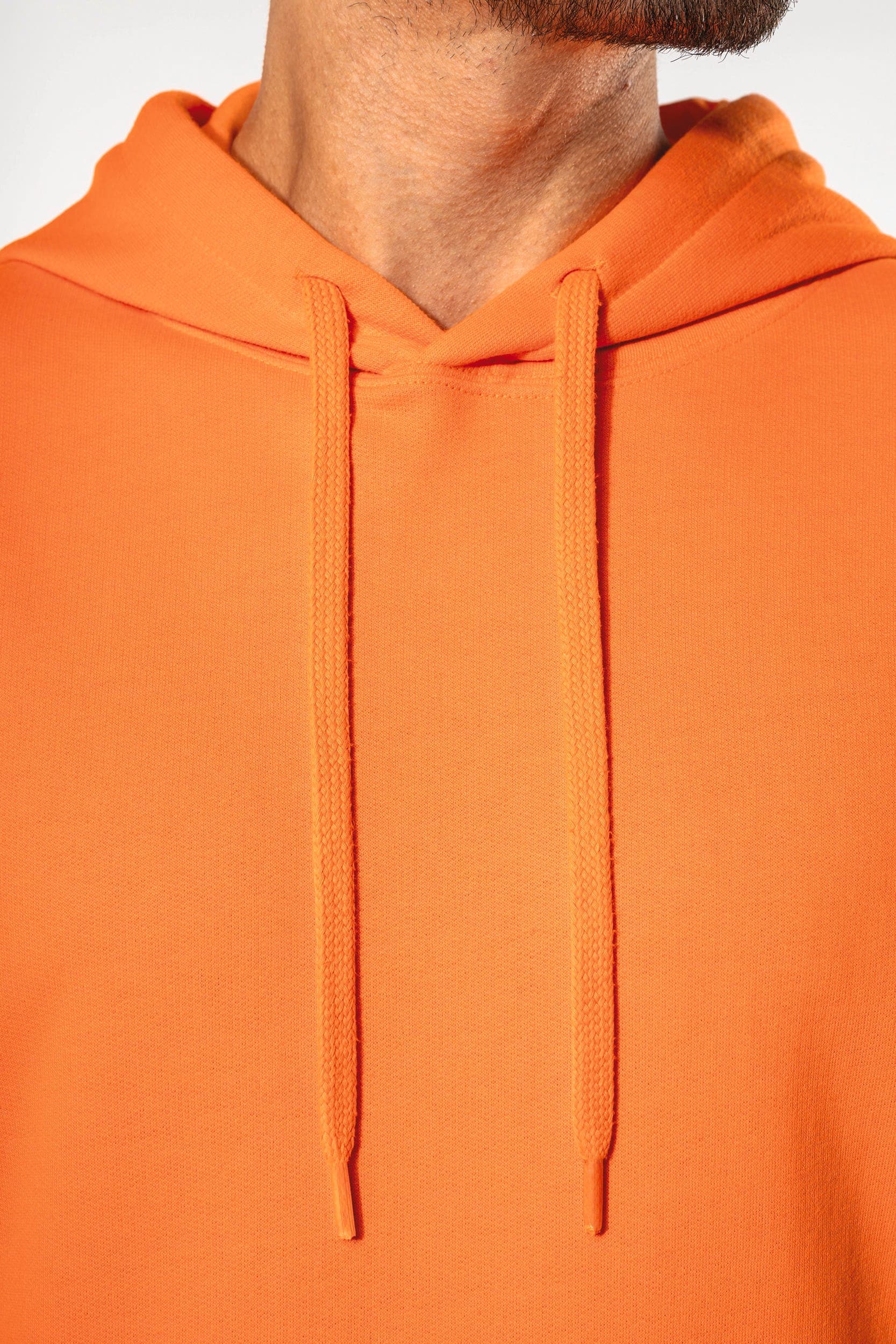 Sweat-shirt recyclé à capuche unisexe en situation