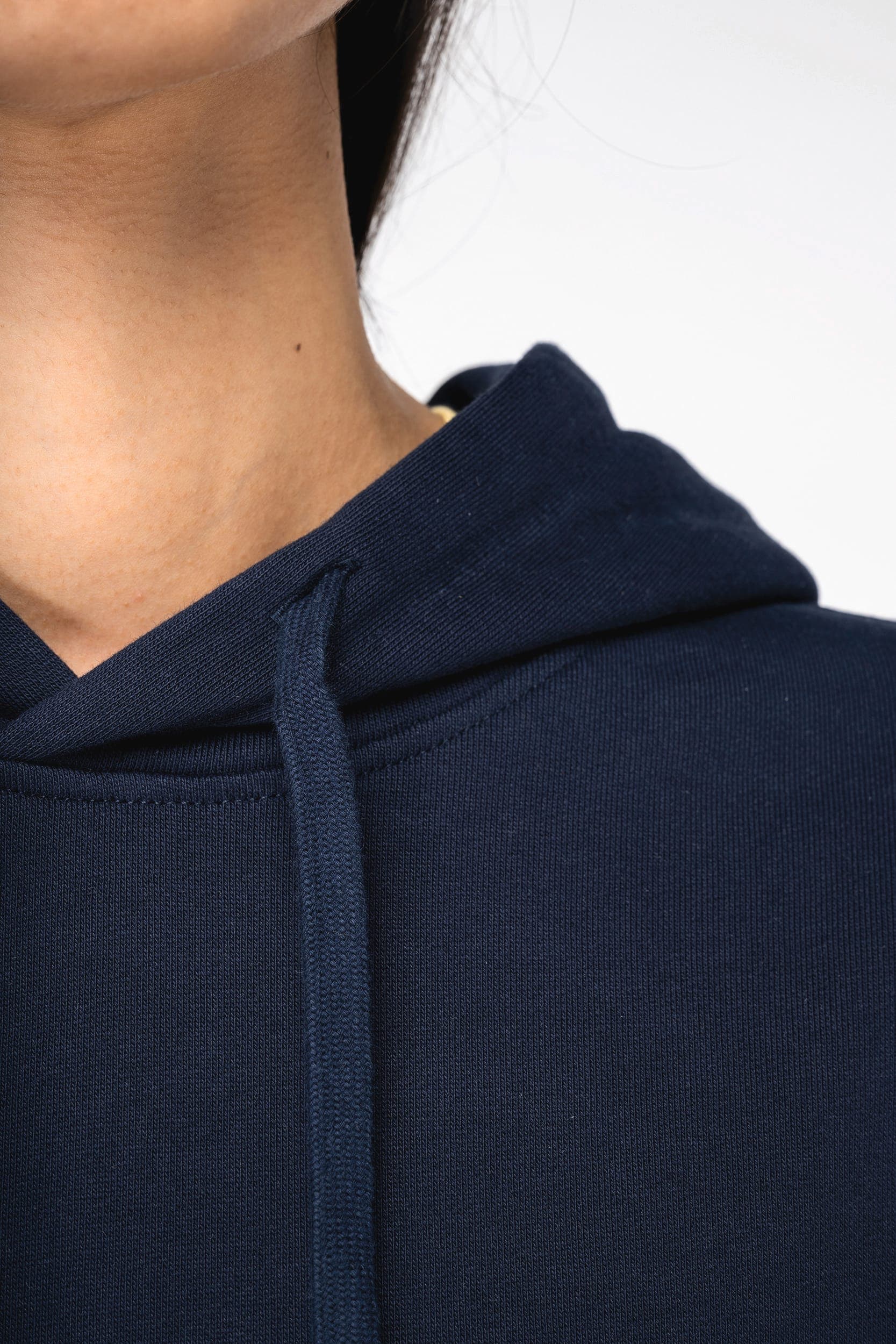 Sweat-shirt écoresponsable à capuche  à épaules tombantes French Terry unisexe en situation