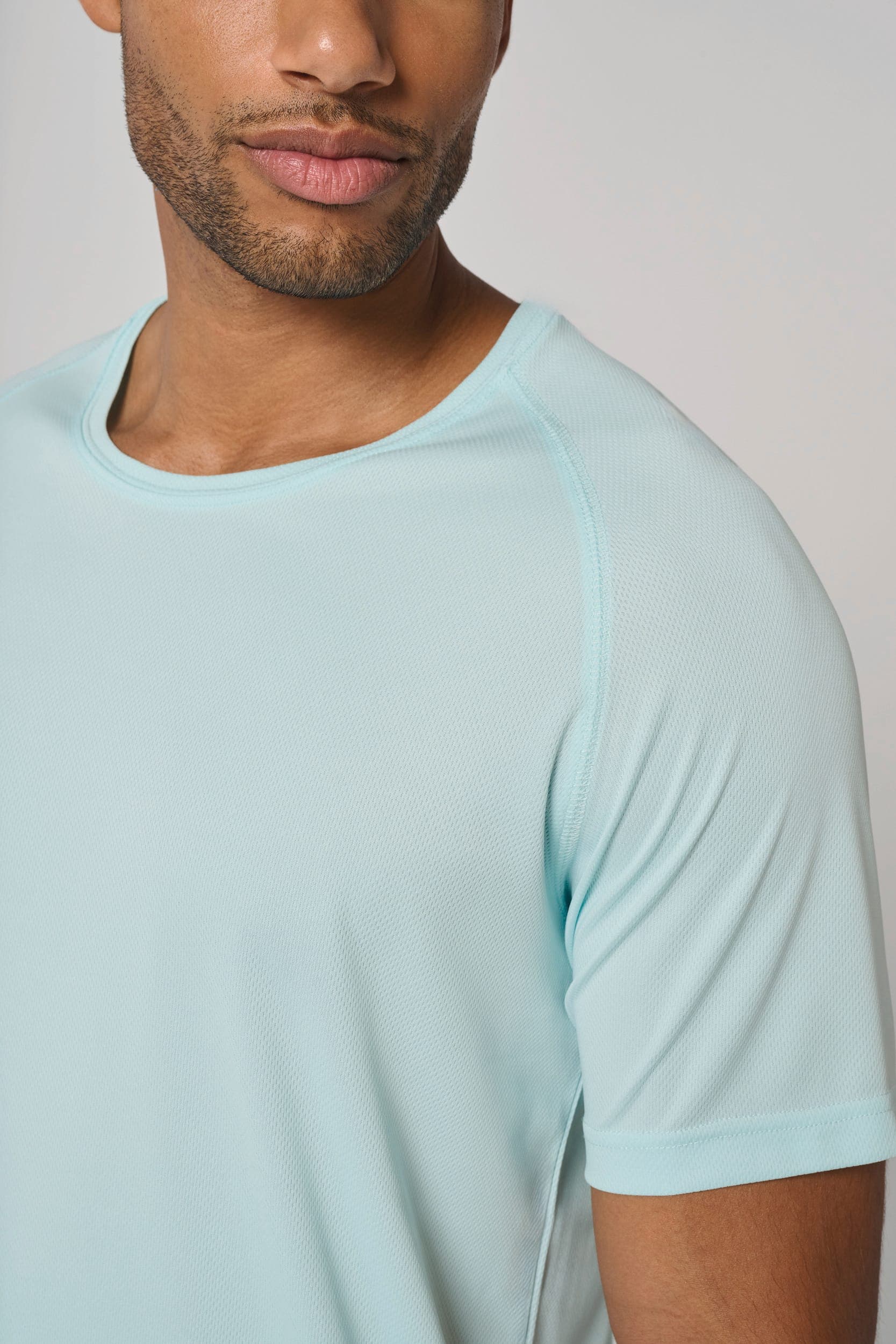 T-shirt de sport à col rond recyclé homme en situation