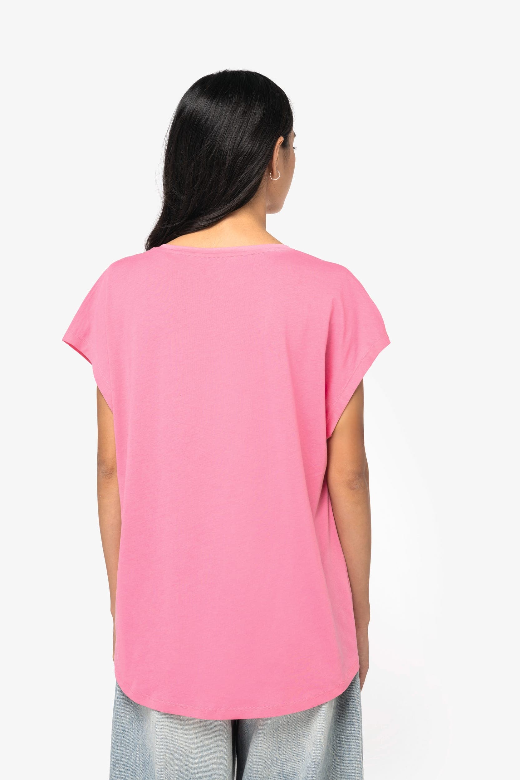 T-shirt écoresponsable loose à col V femme en situation