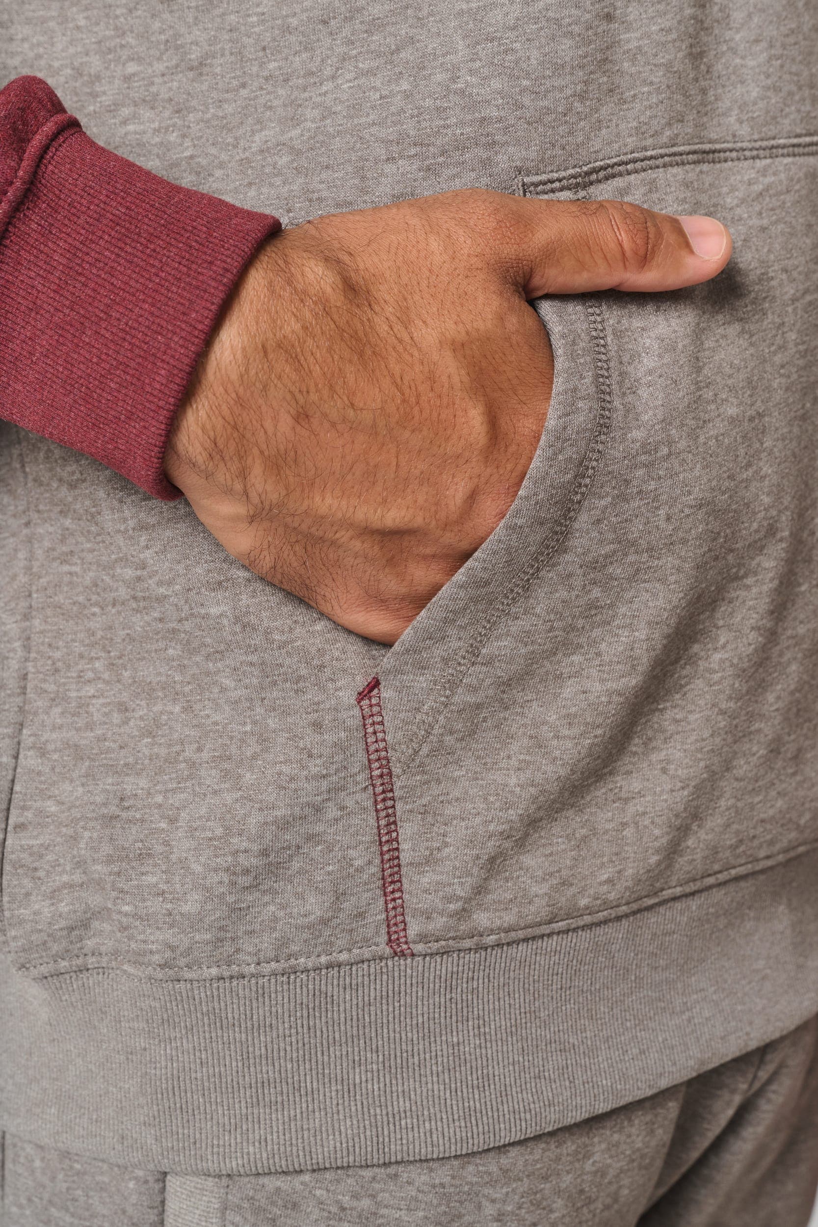 Sweat-shirt à capuche bicolore unisexe en situation