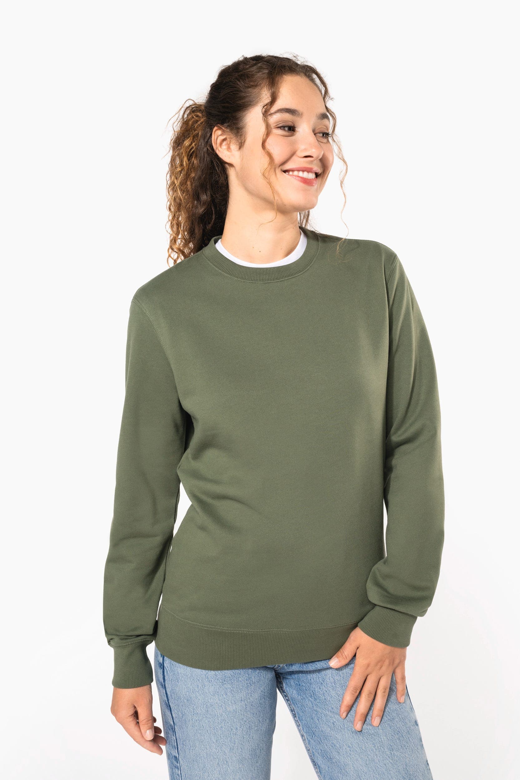 Sweat-shirt recyclé col rond unisexe en situation