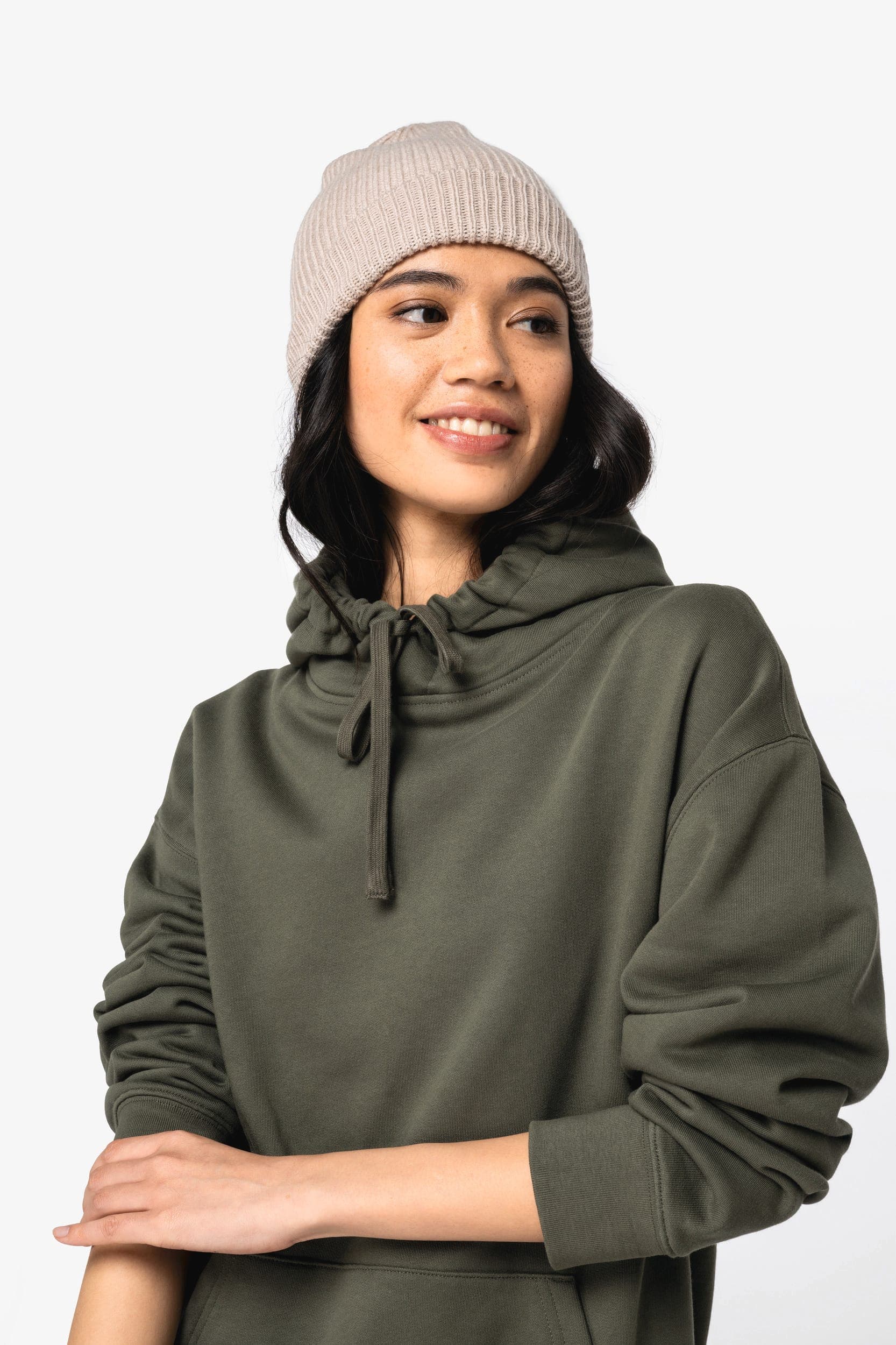 Sweat-shirt écoresponsable à capuche à épaules tombantes molleton gratté unisexe en situation
