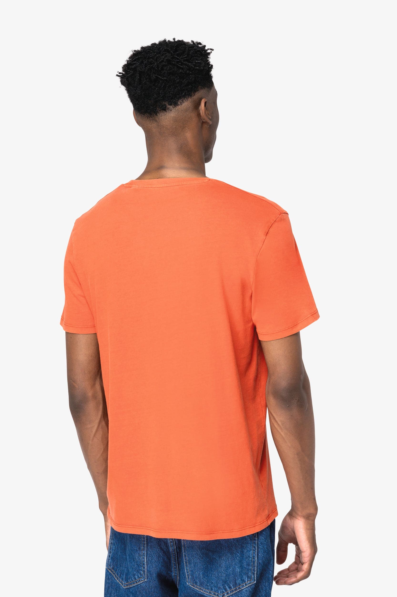 T-shirt écoresponsable délavé unisexe en situation