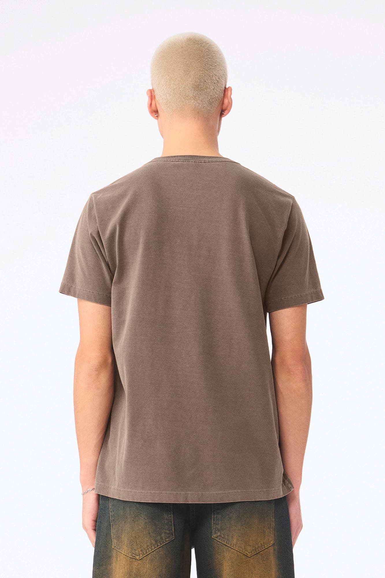 T-shirt délavé épais unisexe en situation