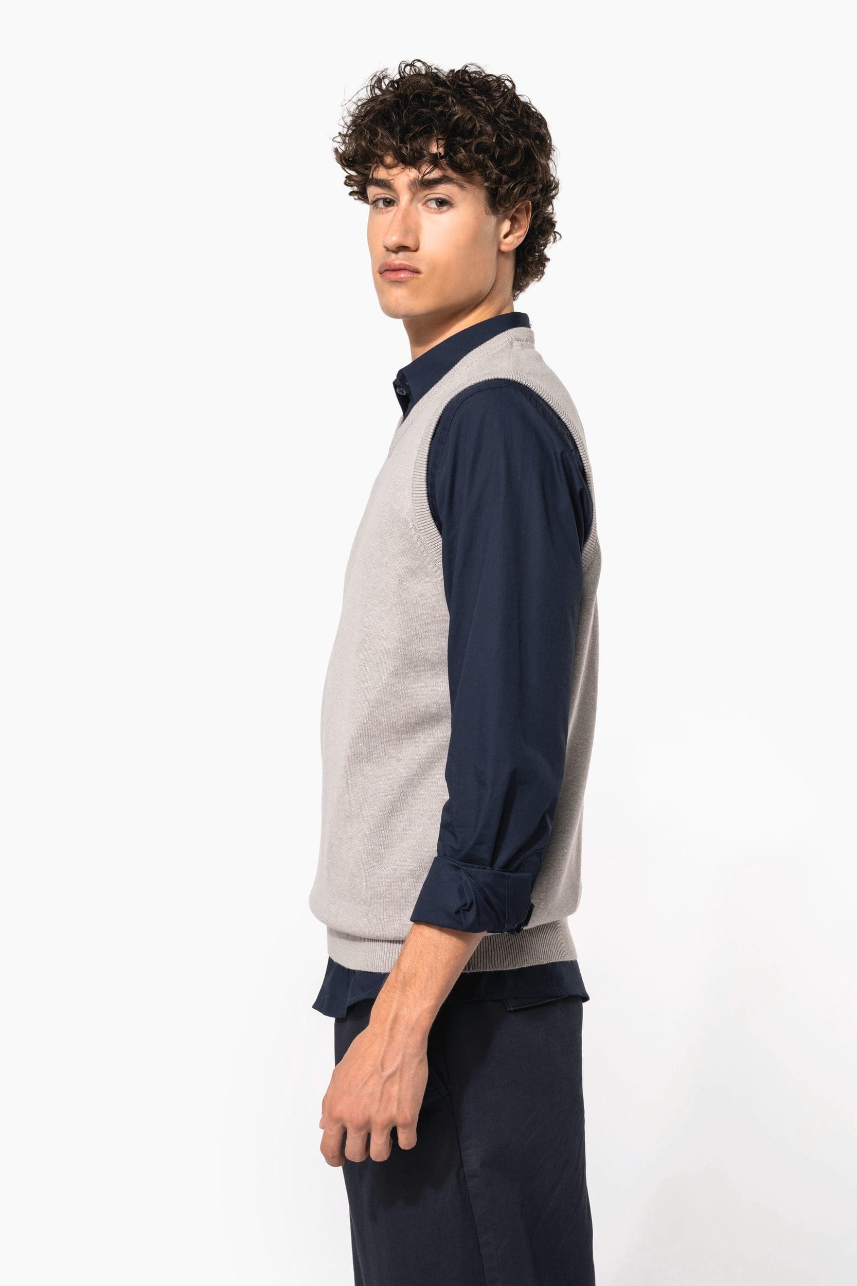 Pull col V sans manches en situation