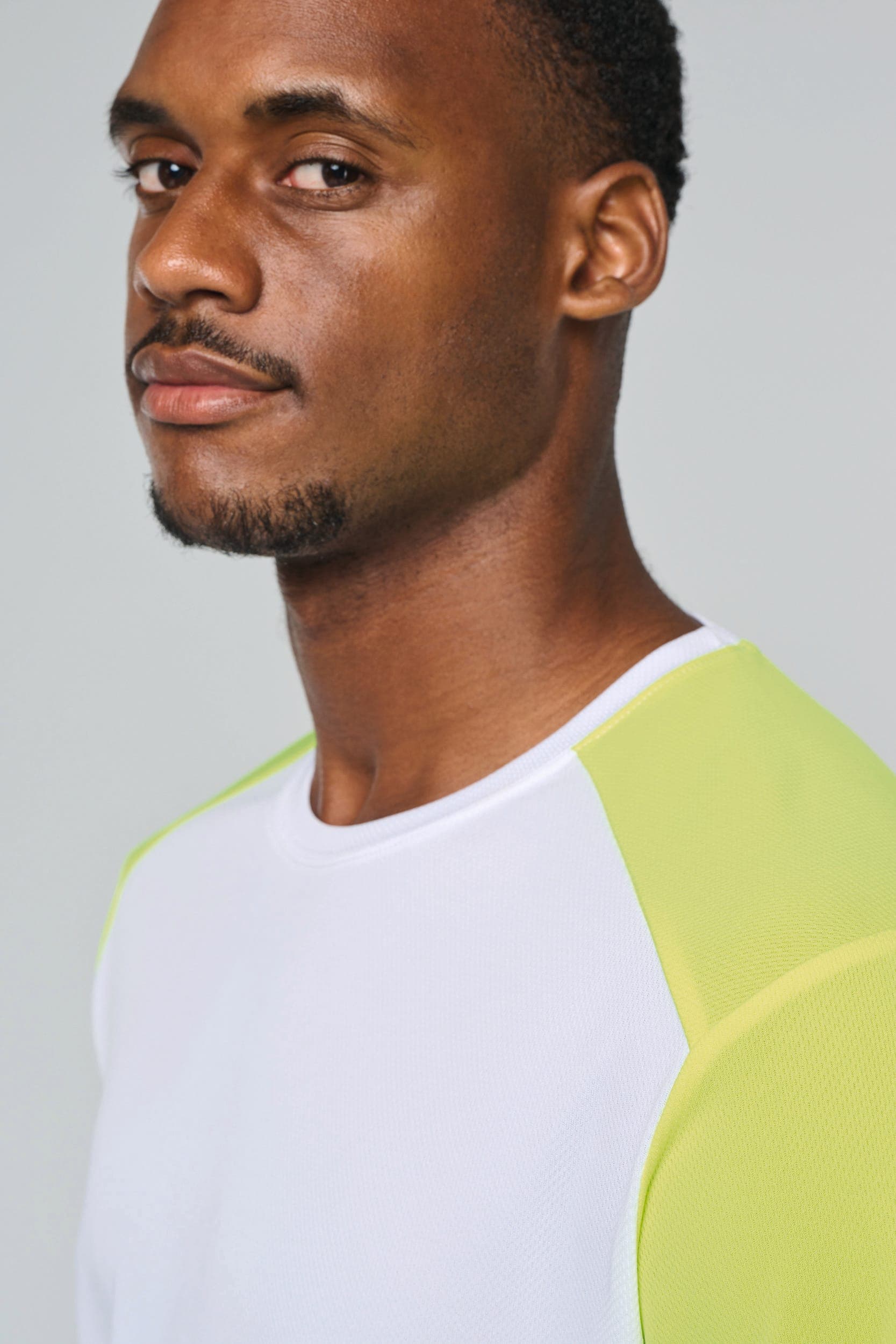 T-shirt de sport écoresponsable bicolore homme en situation