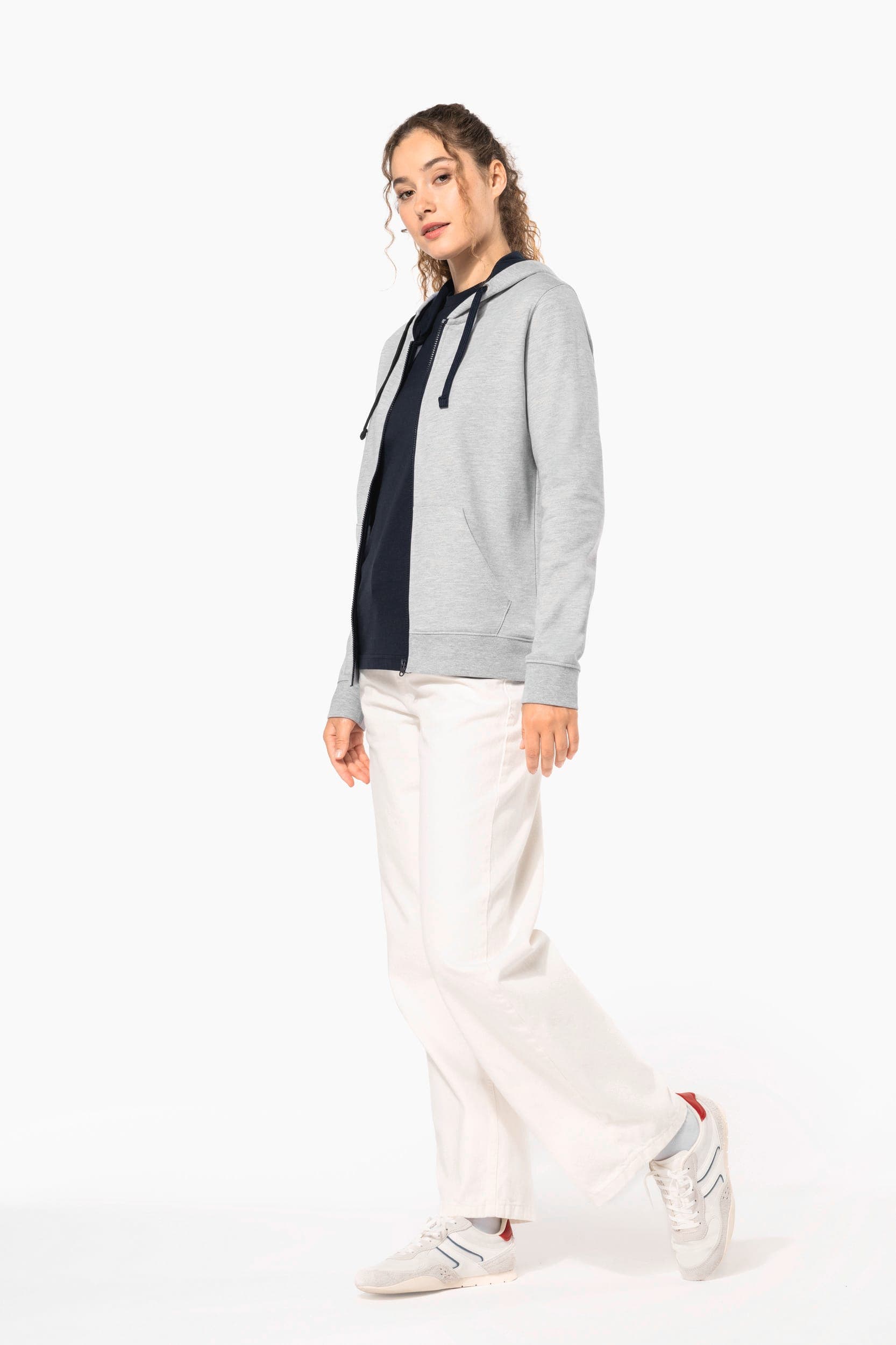 Sweat-shirt zippé capuche contrastée femme en situation