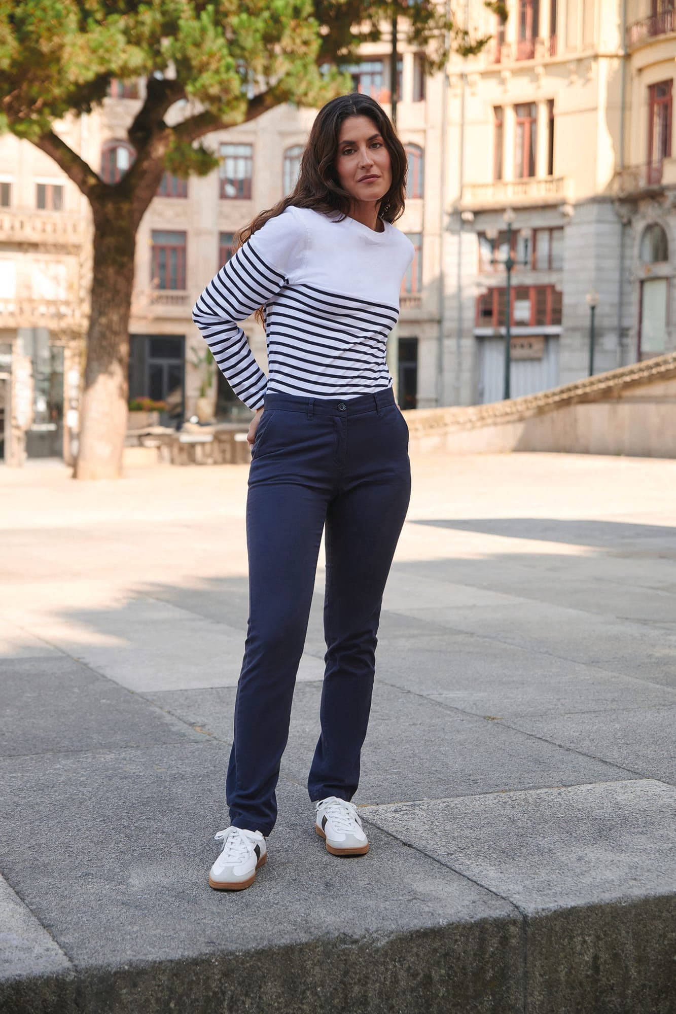 Pantalon Chino Stretch Femme en situation
