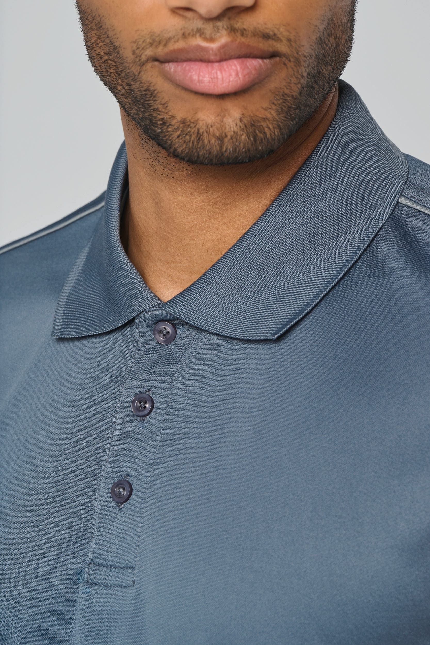 Polo manches courtes homme en situation