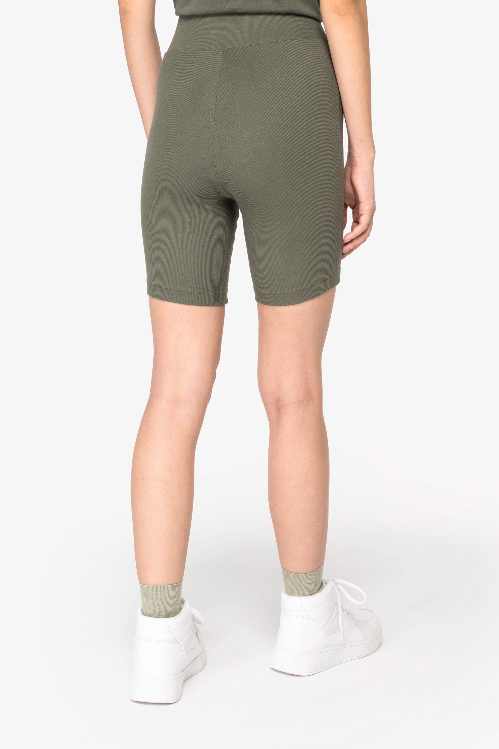 Short écoresponsable côtelé femme en situation