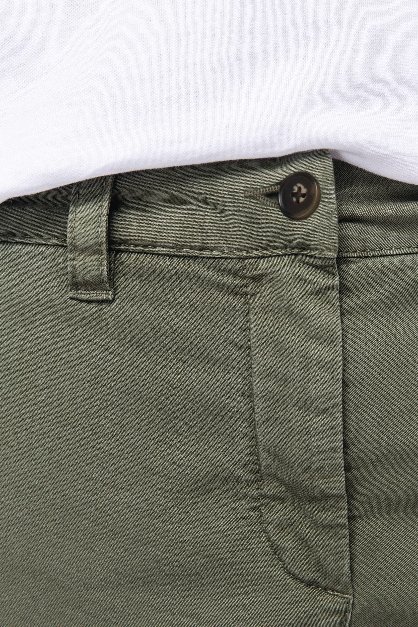 Pantalon cargo écoresponsable délavé femme en situation